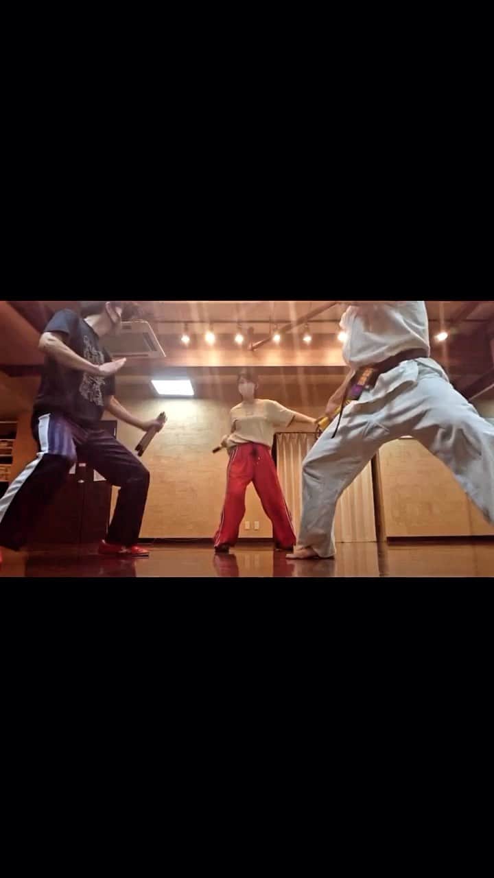 グリフォン國松のインスタグラム：「Yaaaaaaaaaーーー！！！  願羽先生の教室に久々に遊びに行きました(^O^) 一瞬で型指導してくれた先生すげぇ👩‍🏫 @masarugamba  #ヌンチャク #nunchaku #karate #japanesegirl #martialarts」