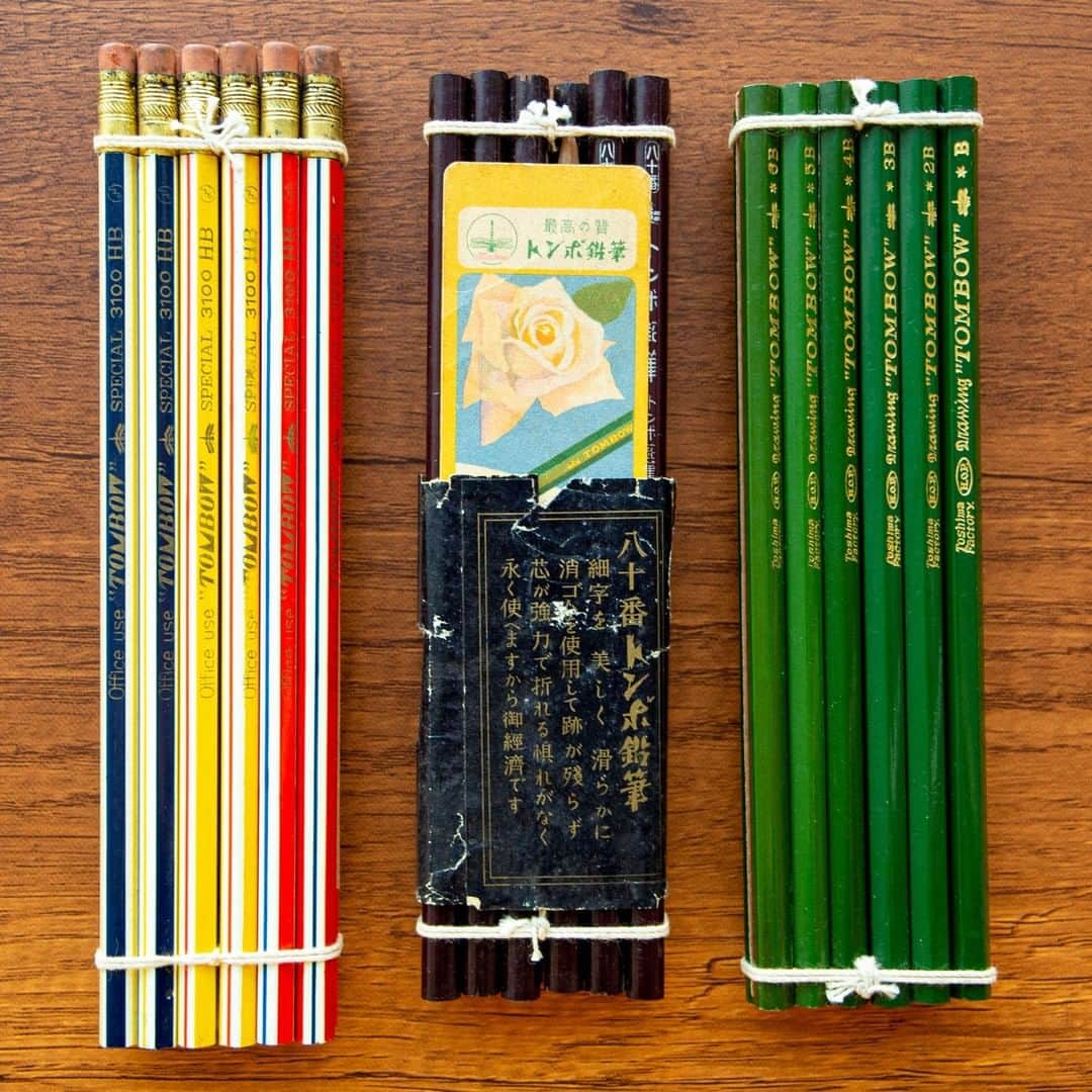 トンボ鉛筆さんのインスタグラム写真 - (トンボ鉛筆Instagram)「えんぴつの #豆知識✏️レトロな「紐しばり」の鉛筆ついて💡 昭和20年代前半位まで作られていたという紐しばりの鉛筆。一つ一つ手作業で縛られていたそうです。 よく見るとただ巻いてあるのではなく、3本ずつに分けてられています。 簡単そうに見えますが、再現するのが難しそうな不思議な結び方です。 . . . #トリビア #トンボ鉛筆 #文房具 #文具好き #文房具好き #文房具好きな人と繋がりたい #stationery #stationerylove #tombowpencil #文房具好きな人と繋がりたい #ぶんぼうぐ #文房具好き #文具好きさんと繋がりたい #ペンケース #stationeryaddict #stationerylovers #シャープペンシル #レトロ雑貨 #レトロ文具 #vintage #pencillovers #pencilsketch #pencillove」10月2日 18時50分 - tombowpencil