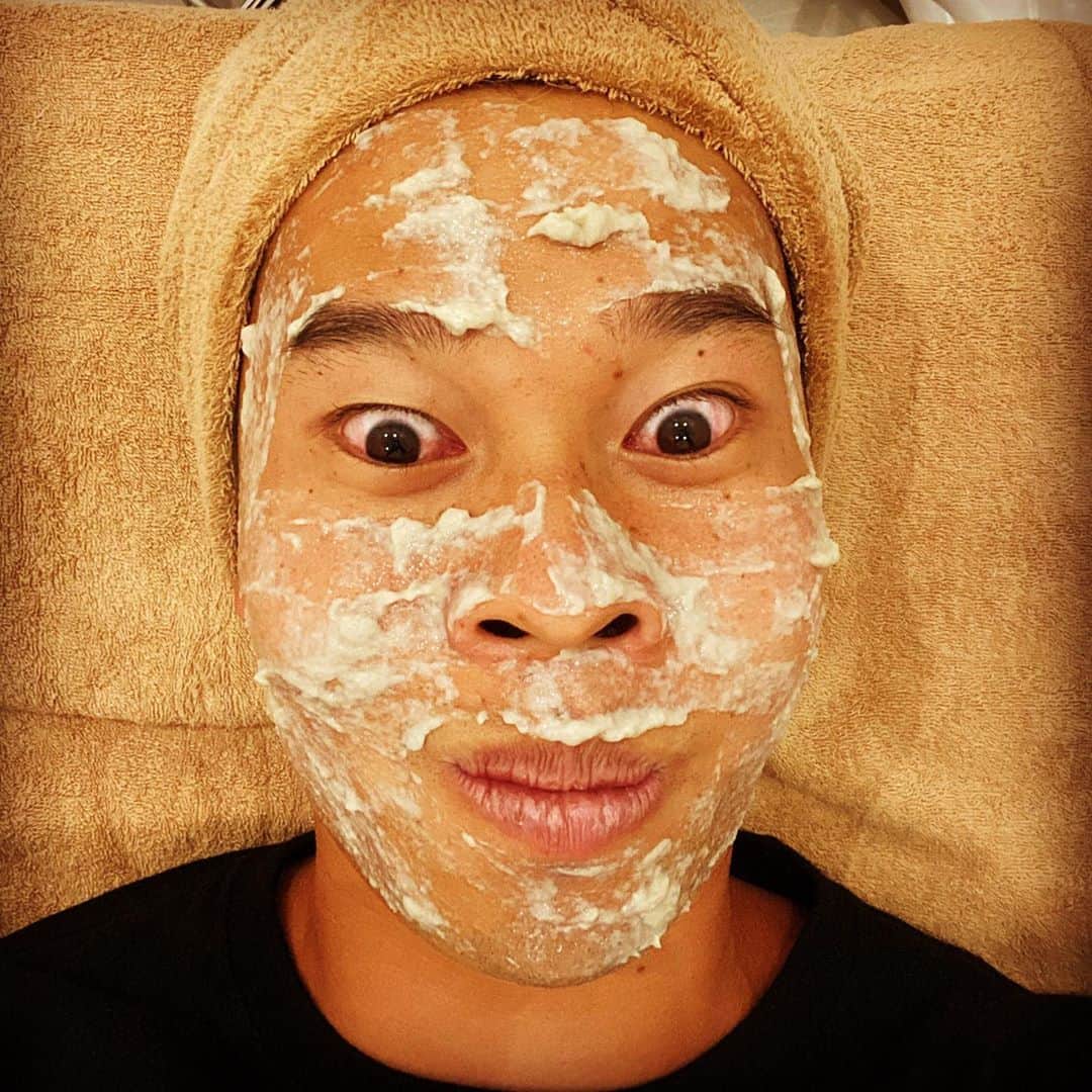 マキヒカのインスタグラム：「#君の名はで口噛み酒顔面に受けたやつ #顔面お手入れの日 #フェイシャル　#脱毛 #男でも美を求む時代 #結婚祝い頂いた #ヴィッセル神戸渡部選手からも頂きました #渡部博文 選手　#優しいイケメン #silkdecoco #シルクドココ」