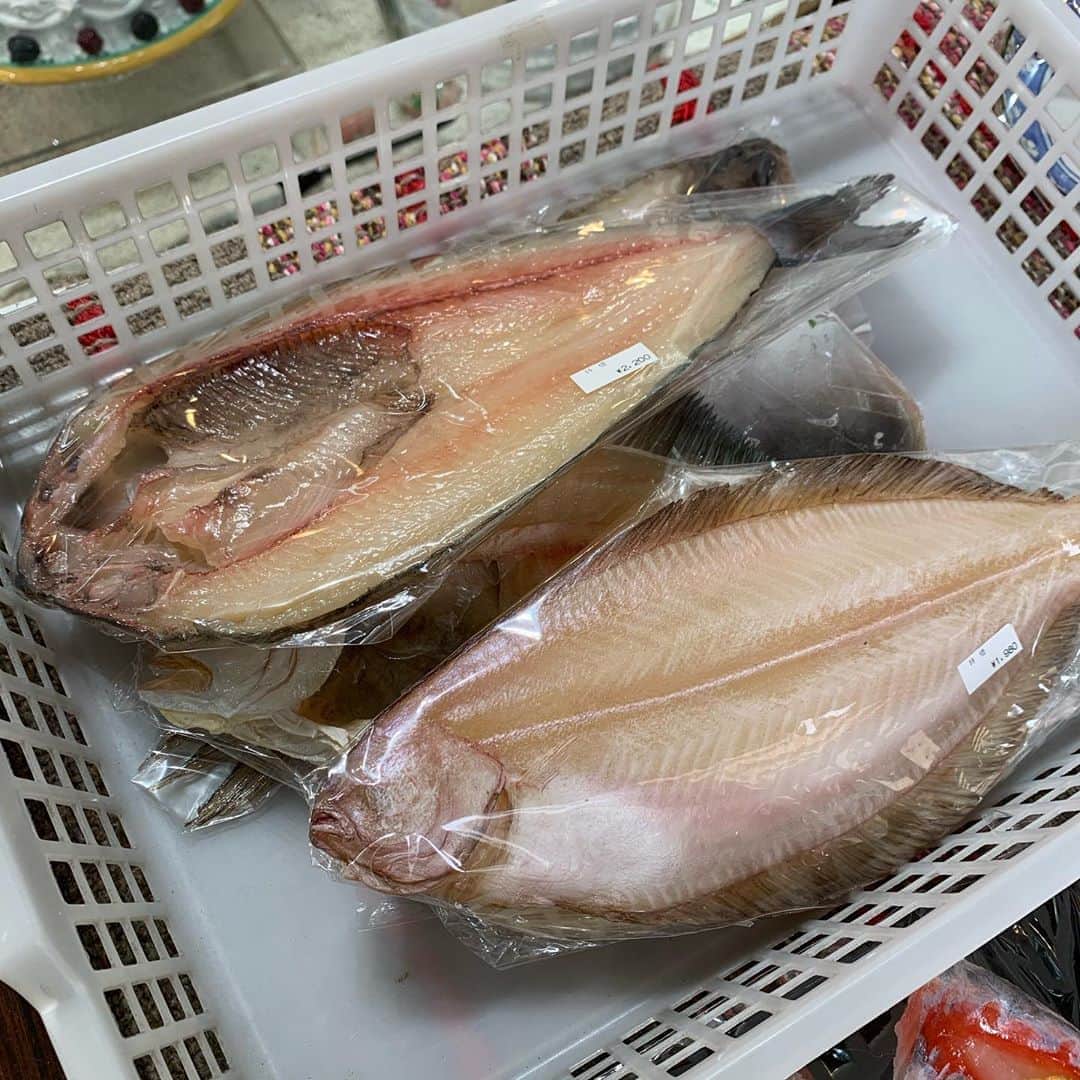 菊池桃子さんのインスタグラム写真 - (菊池桃子Instagram)「このお魚も芸術的で秀逸でした。すべて手作り。  私は、ラーメン、お寿司、卵かけ御飯を買いました。  #芸術的 #まいづるサン」10月2日 18時53分 - momoko_kikuchi_official