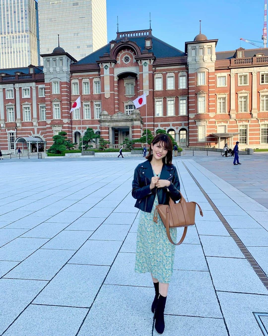 上坂由莉のインスタグラム：「﻿ ﻿ 【 ご報告 】﻿ ﻿ ﻿ 今日は満月ですね🌕完了を表す満月の日にご報告✨﻿ ﻿ ﻿ 薄々お気づきの方もいらっしゃったかもですが﻿ 9月いっぱいでほぼ全てのスタジオを辞め﻿ この度18歳から飛び出た関西に﻿ 色々な事情が重なり戻ることになりました❗️﻿ ﻿ ﻿ 前からずーっと関西帰りたいとは言うてたけど﻿ いざ帰るてなるとこんな時期に仕事も0スタートで﻿ 帰る楽しみより今は200%の不安しかないです🤮🌀﻿ 色々な不安が重なりは初めて肋間神経痛になったり😅﻿ 基本大丈夫！と思い込む、溜め込む性格なので﻿ 身体に現れるまで気づかないっ😂﻿ ﻿ ﻿ 東京では悔しい事、泣いた事も沢山あったけれど﻿ 一つの嬉しい事が全てを消してくれるほど大きく💖﻿ 沢山の事を学び強くなり、成長する事もできました🍀﻿ ﻿ ﻿ 周りの友人やレッスンに足を運んでくださる皆さん、﻿ お仕事を任せてくださる企業の方々、そしてSNSと﻿ 沢山な方々に支えてもらい感謝しかないです🙏🗼﻿ 本当にありがとうございました💓﻿ ﻿ ﻿ 本来であれば沢山の友人に会って直接伝えたかったけど﻿ こんなご時世でもあるので、ここ1ヵ月に連絡を取って﻿ 会えた友人にしかご報告できておらず﻿ SNS報告になってしまった皆様すみません🙇‍♀️💦﻿ ﻿ ﻿ 決めたのも最近で9月末までレッスンもびっしりで﻿ 今も慌ただしく引越し準備等に追われてるので﻿ 振り返る余裕がなくあまり実感も湧いてはないのですが﻿ また東京にも来ると思うのでその時は宜しくお願い致します🧘‍♀️﻿ ﻿ ﻿ 本当にお世話になりました🥺🍀﻿ 皆様お元気で✨また会いましょう…🗼﻿ 関西の皆様よろしくです👘🌱﻿ ﻿ ﻿ #ご報告 #東京駅 #🗼 #tokyo #autumn #tokyo2020﻿ #さよなら東京 #ありがとうございました﻿」