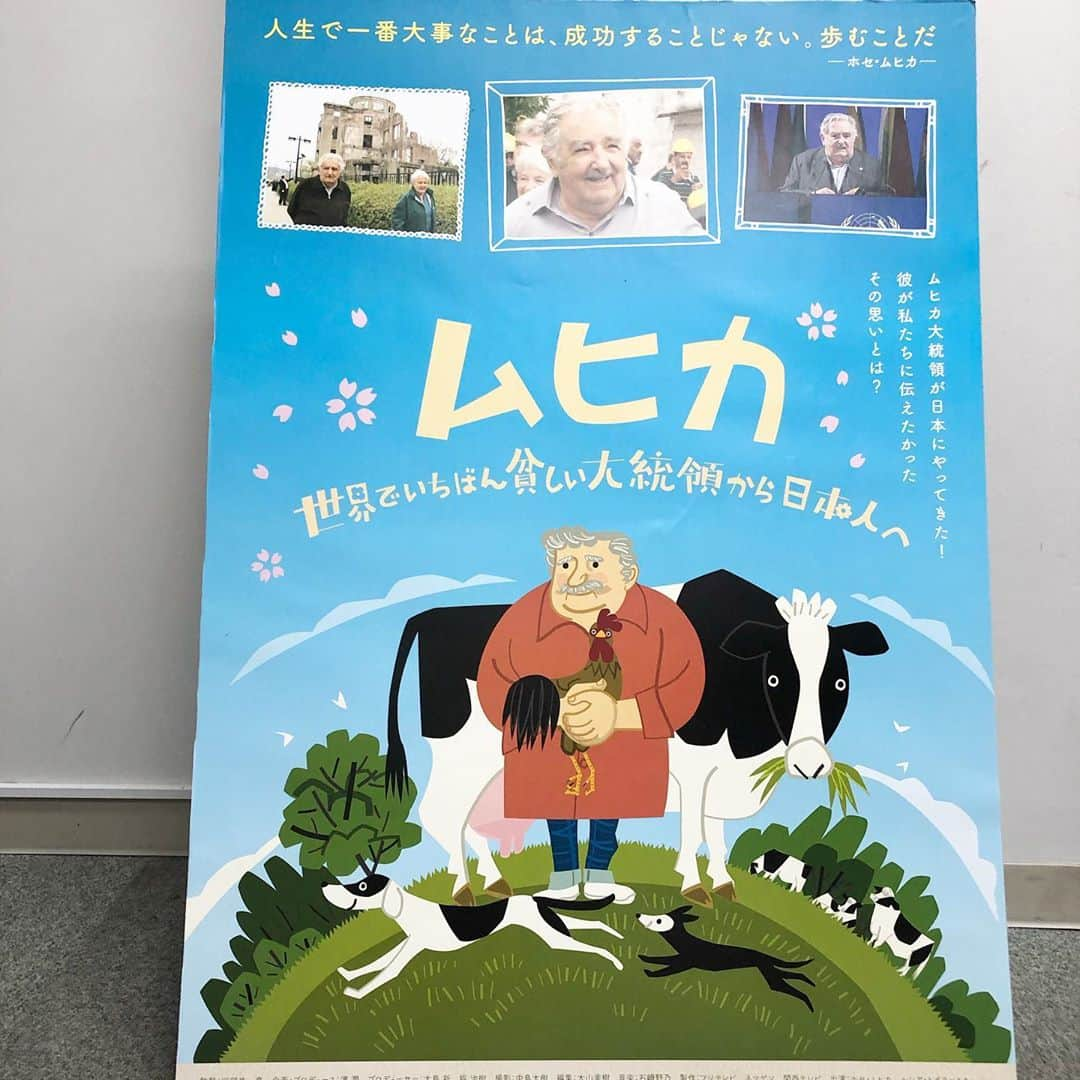 宮澤智さんのインスタグラム写真 - (宮澤智Instagram)「★ 今日から公開の映画 『ムヒカ　世界でいちばん貧しい大統領から日本人へ』 舞台挨拶の司会をさせていただきました。 . 2010年から5年間ウルグアイで大統領を務めたホセ・ムヒカさん。 . ムヒカ語録とも言われる、 ムヒカさんから紡ぎ出される言葉には 私たちに何か身近な気づきを与えてくれる力があると思います。 . 私は見終わった後、 人生で大切だと思うことは人それぞれだ、私は何を大切に生きていこうか？ 何を手に入れるか、ではなくどう過ごすかが大事。 幸せの中身をもう一度考えてみよう。 このようなことを改めて感じました。 何かに行き詰まった時などに繰り返し見たい、とても素敵な映画です。 . とにかく、田部井一真監督の思いが たくさん詰まった作品です。 . 一人でも多くの方に届きますように。 #映画ムヒカ #ホセムヒカ」10月2日 18時57分 - tomo.miyazawa