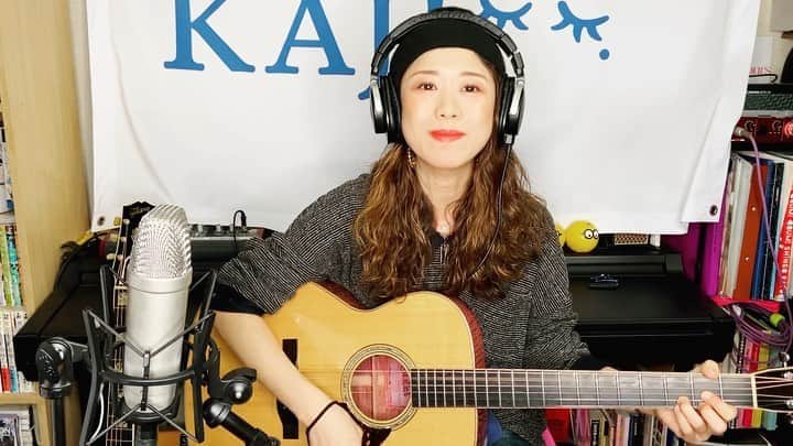 のインスタグラム：「. #2020_10_2 #evening Switch💡#夜活 . 本日は21:00よりYouTube Liveです！ ぜひご覧ください🌻 https://youtu.be/bFySz89zoiI . MUSIC VIDEO🎥はこちら💁‍♀️ . 梶有紀子 Kaji Yukiko / Switch【Music Video・short ver】 https://youtu.be/YRMEbQ7oM8k . #かじチラ #Switch #guitar . . #stayhome #梶有紀子 #yukikokaji #シンガーソングライター #弾き語り #ギター弾き語り #ミュージシャン #ギター女子 #ギタ女 #jpop #music #singer #songwriter #音楽好きな人と繋がりたい #instamusic」
