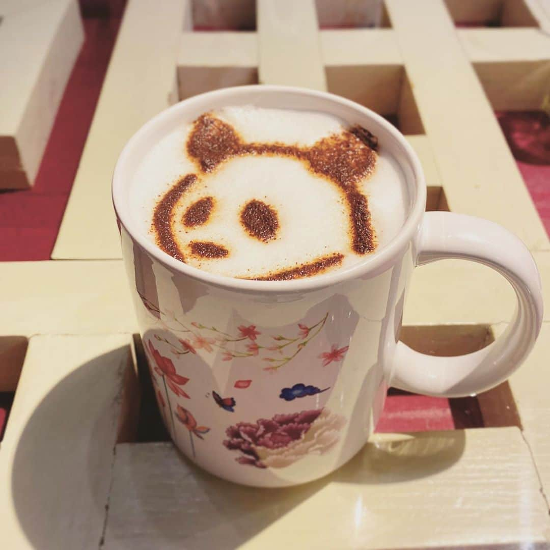 藤森香衣さんのインスタグラム写真 - (藤森香衣Instagram)「ROU ROU(ロウロウ) cafe 🐼 ・ 「ROU ROU」のお店の横の路地を進んだ 奥にある、可愛いカフェ。@rouroucafe   デザイナーの マキちゃん、 旦那さんで社長の ようちゃんは、 いつも親戚みたいに歓迎してくれるから、 ほっこりする。  ROUROUは今年、20周年なんだって！ ブランドが始まった時から知っているから、 感慨深いので、何かやろう！と作戦会議(仮)。  お洋服屋さんなのに、月餅を買って帰りました。  #ROUROU #fashion #yokohama  #cafe #panda #横浜 #横浜中華街 #カフェ #月餅 #パンダ #カフェラテ #ロウロウ #今年で20周年」10月2日 18時58分 - kaefujimori