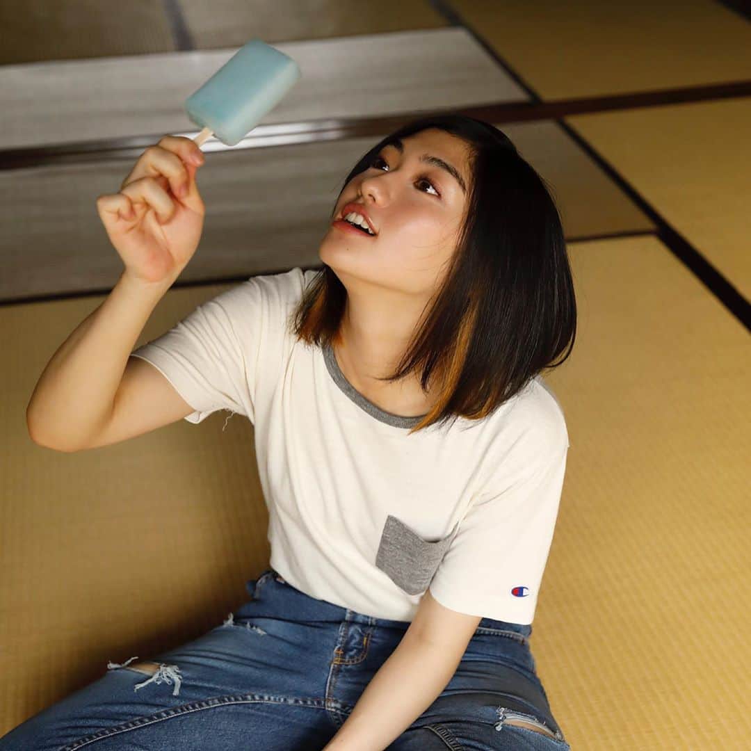小林歌穂のインスタグラム：「アイス食べた！笑﻿ ﻿ #作品撮り#KIND#あはは﻿ ﻿ photographer﻿ 中島たくみ﻿ ﻿ @photographer_takuminakajima﻿ ﻿ stylist﻿ 当間美友季(KIND)﻿ @miyukitoma20﻿ ﻿ hair make﻿ 飛田卓司（KIND）﻿ @idolmakekind﻿」