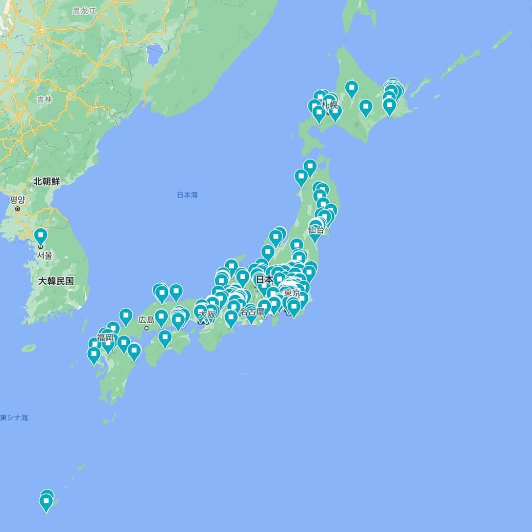 手紙社さんのインスタグラム写真 - (手紙社Instagram)「【手紙社の部員だけの"最強"ガイドマップ！】 手紙社の全国（いや、全世界！）の部員がみんなでつくる「手紙社部員"最強"旅マップ」。Google Mapsに"人生で一度は訪れるべきお店やスポット"を満載した、永久保存版の地図です。日本国内だけでなく海外のおすすめスポットまで、なんと登録数は現在1,082か所！  本日はその中から、先週6日間の旅に出ていた部員・みやこさんがおすすめする宿をご紹介！　岐阜県多治見市にある「多治見ゲストハウス 円空」さんです（写真1枚目）。 -------------------- ご自宅に併設されたお部屋と離れを客間として提供。離れはまるでハワイ島のゲストハウスのよう！　お庭に川が流れて神社もあり、落ち着きまくれます。お風呂がないため近くの温泉施設のチケットをいただきのんびり温泉を楽しむ+アルファも。1日ここで本を読んでいたいお部屋です。by MIYAKO -------------------- 旅マップには、登録スポットごとに部員さんからの紹介コメントも載っていますよ！  部員になってスマートフォン片手に出かければ、どこへ行っても旅が充実すること間違いなし！　お家で眺めているだけでも気分が高まりますよ。この"最強"旅マップで、週末の予定を立ててみてはいかがでしょうか？  「手紙社の部員」になると...... （1）北島家ラジオを毎日視聴できます！ （2）珠玉のアーティストによる限定ライブ！ （3）部員限定の講座や番組に参加できます！ （4）手紙社の部活動に参加できます！ （5）部室を利用できます！ （6）情報盛りだくさんなメールを毎日配信！ and more......  ▶︎詳しくはプロフィールページのリンク「手紙社公式webサイト」→「NEWS&TOPICS」へ  #手紙社#手紙舎#tegamisha#手紙社の部員#zoom#オンライン#オンライン配信#オンライン講座#部室#旅マップ#旅#旅行#マップ#地図#ゲストハウス#宿#雑貨店#カフェ#喫茶店」10月2日 18時59分 - tegamisha