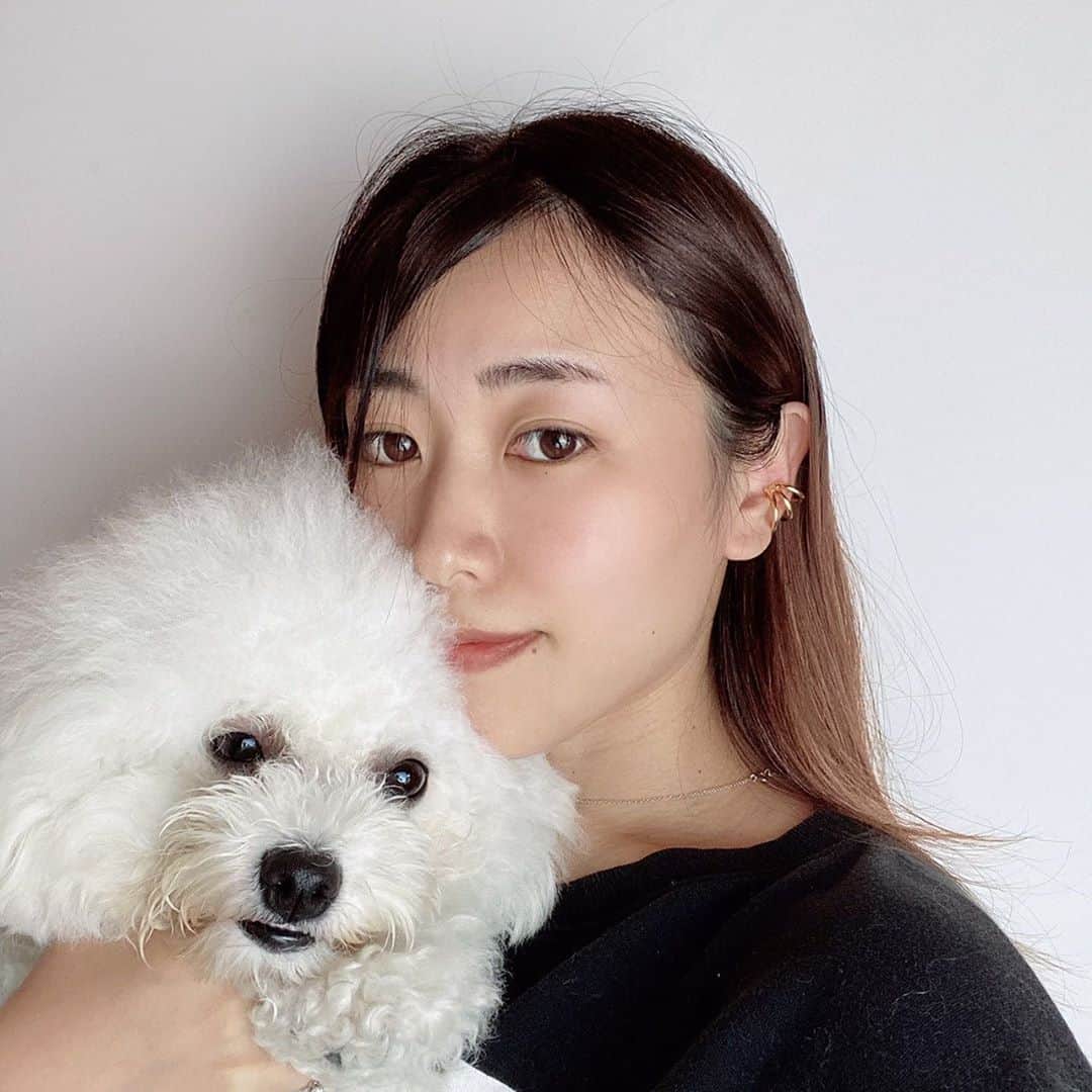 清川芽生のインスタグラム：「わんこたちのお口のニオイが気になり始めて、使い出したオーガニックサプリメントのササエール🎋🐶﻿﻿ ﻿﻿ ﻿﻿ 使い始めて2週間程が経過したので、前回に続き経過報告📣🎉﻿﻿ ﻿﻿ ﻿﻿ 結果はお口の中がスッキリしたおかげなのか、もうほとんど嫌なニオイが気にならなくなりました✨👀﻿﻿ ﻿﻿ ﻿﻿ じゃれてきた時など、顔をペロッとされる動作は特にニオイが分かりやすいと思うのですが、そんなことも感じないくらい🙆‍♀️💕﻿﻿ ﻿﻿ ﻿﻿ 液体なので普段の食事や水に混ぜるだけで口腔ケアが簡単にできるので、うちではドックフードに数滴垂らして使用しています♪🍖﻿﻿ ﻿﻿ ﻿﻿ 相変わらず快腸で、うんちもいい感じのコンディション✨﻿﻿ 最初使用し始めたばかりの頃の嫌なニオイも気にならなくなりました🥰﻿﻿ ﻿﻿ ﻿﻿ ▼他にも嬉しいポイントはこちら﻿﻿ ﻿﻿ ☑︎100％国産のクマ笹抽出エキス﻿﻿ ﻿ ☑︎添加物、着色料、保存料不使用のオーガニック製品﻿﻿ ﻿ ☑︎人間でも飲めるヒューマングレード﻿﻿ ﻿ ☑︎腸内をきれいしてくれる﻿﻿ ﻿ ☑︎52年研究を行っている医薬品会社が動物用に作った安心の健康サポート食品﻿﻿ ﻿ ☑︎口の中の炎症、ニオイなどには効果が期待できる﻿﻿ ﻿ ☑︎体の中の粘膜に効果が表れやすい﻿ (粘膜は口から肛門まで繋がっているため)﻿﻿ ﻿ ☑︎犬、猫またその他の動物でも飲むことができる﻿﻿ ﻿ ☑︎ほとんどの犬が嫌がらず飲んでもらえる﻿﻿ ﻿ ☑︎気になる炎症がある場合は付属のシリンジで直接かけることができる﻿﻿ ﻿﻿ ﻿﻿ 口内環境も大事ですし、健康でいて欲しいから身体に良くて、わんちゃんの美容にもいいのはとても嬉しいサプリだなと思いました🐶💕﻿﻿ ﻿﻿ ﻿﻿ #ササエール #犬の口腔ケア #犬の口臭 #クマ笹エキス #犬のいる暮らし #いぬのきもち部 #犬の健康 #犬の美容#犬のサプリ #犬のいる暮らし #犬のいる生活 #犬バカ部 #ふわもこ部わんこ #癒しわんこ #犬のごはん #犬のいるくらし #多頭飼い #犬美容 #犬サプリ #腸内環境 #デトックス #犬の口臭 #涙やけ #犬の歯磨き #わんこがいる生活 #わんこすきと繋がりたい #ポメラニアン好き #ポメラニアンクリーム #ビションフリーゼ #ビションフリーゼ好き #口臭ケア」