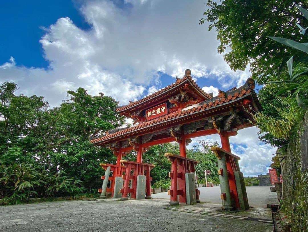 Be.okinawaのインスタグラム：「A brilliant vermilion Shureimon Gate is the symbol of Shurijo Castle Park. The gate is designed on a two-thousand yen bill issued in commemoration of the G8 Summit held in Okinawa 20 years ago. As the bill has not been circulated much recently, you may want to keep it as a lucky charm when you can get your hands on one!?  📍: Shurijo Castle Park, Naha City 📷: @hirockeeey Thank you for the beautiful picture!  Hold on a little bit longer until the day we can welcome you! Experience the charm of Okinawa at home for now! #okinawaathome #staysafe  Tag your own photos from your past memories in Okinawa with #visitokinawa / #beokinawa to give us permission to repost!  #shureimon #守礼門 #守禮門 #슈레이몬 #首里城公園 #shurijocastlepark #worldheritage #tradition #japan #travelgram #instatravel #okinawa #doyoutravel #japan_of_insta #passportready #japantrip #traveldestination #okinawajapan #okinawatrip #沖縄 #沖繩 #오키나와 #旅行 #여행 #打卡 #여행스타그램」