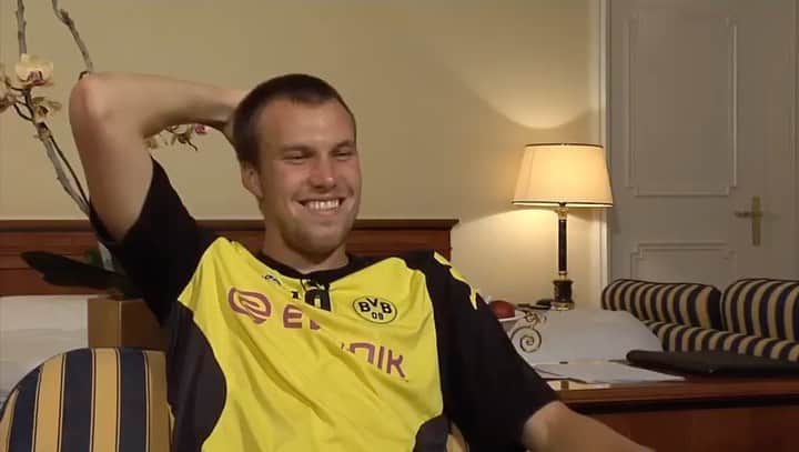 ケヴィン・グロスクロイツのインスタグラム：「Schönes Wochenende, Freunde!!! Bleibt gesund und denkt dran, lachen ist gesund 😂😂😂😘😘😘 #oldbutgold #immerwiedergeil #fürimmerdeutschermeister #ehrlichkeitzählt #fische #wochenende #gesundbleiben #isso」