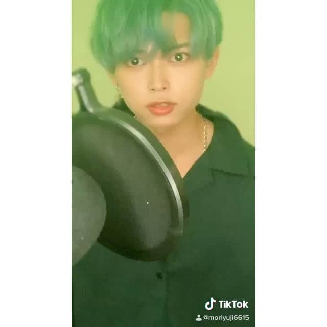 森友二のインスタグラム：「#BTS  青く染めました💎  I love BTS  ┈┈┈┈┈┈┈┈┈┈┈┈┈┈┈┈┈┈┈┈┈┈┈ #森友二 #moriyuji  #🇯🇵 #🇵🇭 #🇪🇸 #モデル #model #美容師  #TikTok #TikToker #TikTokJapan #Thanks #夏 #筋肉 #v #テテ #テテカラー #青髪テテ  #青髪」