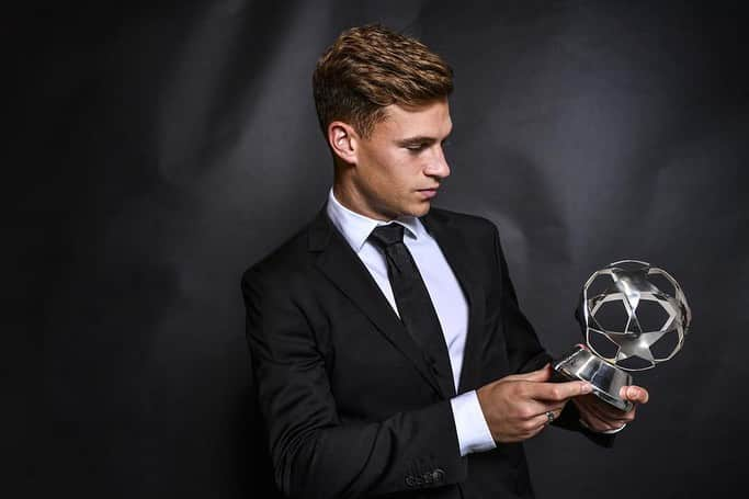 ジョシュア・キミッヒのインスタグラム：「I am very happy and grateful for this award! Congratulations to Lewy to be Europe's footballer of the year and best striker, Manu for the best goalkeeper and Hansi Flick for the best coach award. All these trophies represent our team, which did an outstanding job last season. I am proud to be part of this team. #believeinyourself 👉🏽😲 🤹🏽‍♂️」