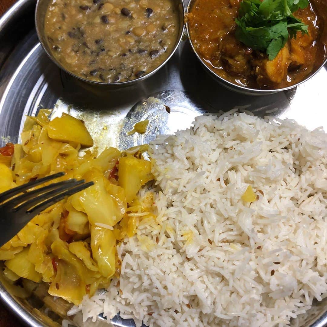 金剛地武志のインスタグラム：「今夜はカレー。ダールとチキンとサブジ、ジーラプラオ。」