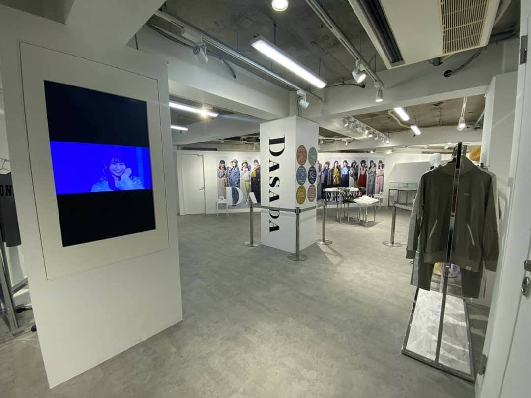 のインスタグラム：「. 明日10月3日～10月25日まで原宿キャットストリート(東京都渋谷区神宮前6-9-4 和秀ビル1F)に期間限定で『#DASADA SHOP』がOPEN🦖 . 一足先に店舗内装完成をお届け🐥 迫力のある17名のパネルは必見！ メンバーサイン入りメッセージも🥺 . ドラマ小物や秋イベント台本なども展示🏀 秋冬コレクションぜひ店舗で直接チェックしてゲットしてください😄 . 密にならないように… ご来店予約受付中✨ https://t.co/1WGWUjxB9b . #日向坂46 #青春の馬 #ナゼー .」