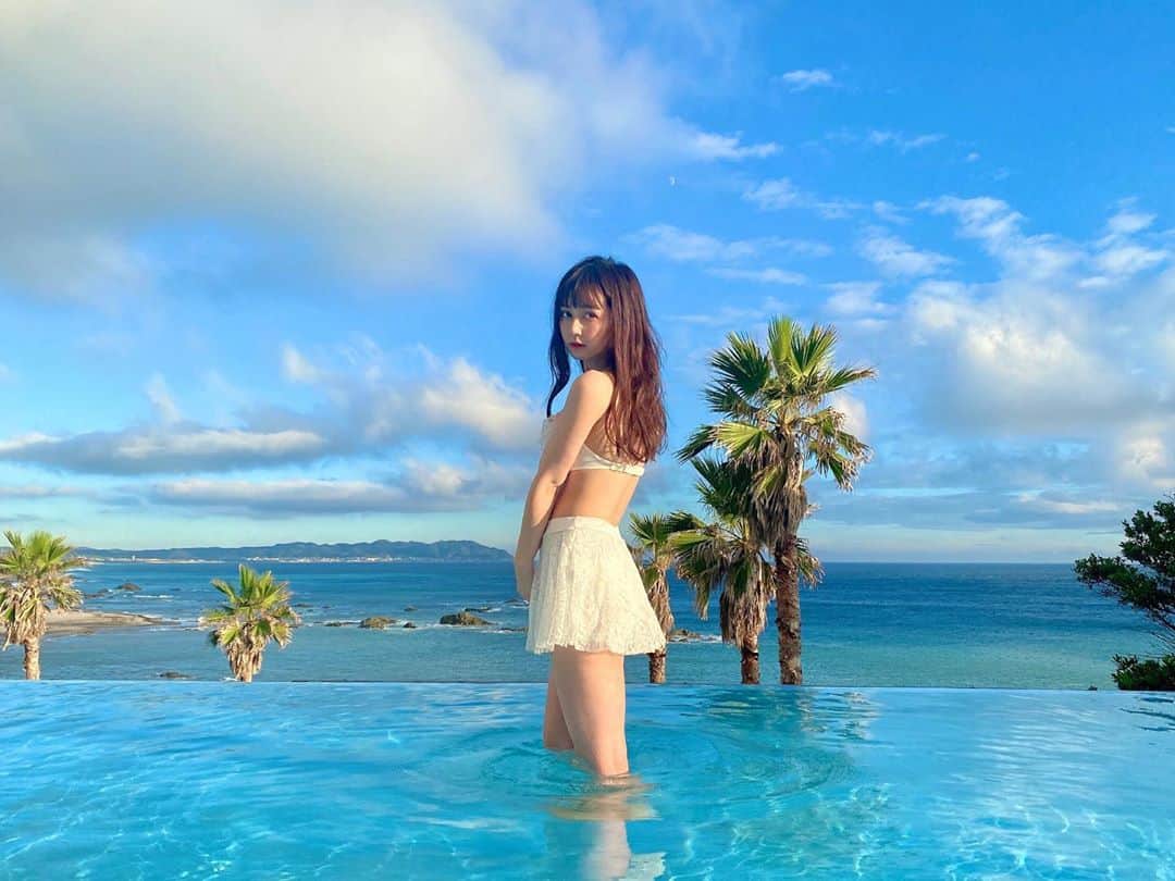 金久保マユ（ぼんぼん）のインスタグラム：「今日も1日お疲れ様でした🙌 寒いような暑いような、、 毎日難しい天気ですね☀︎ . . もうそろそろ涼しくなってくるのかな？体調管理気をつけていきましょう🙌 . . . 10年ぶりくらいに水着を着ました☀︎ はじめて千葉県の館山市に行ってきました🙌 . . . . . . . . . . . . . . . . . #きょコ#美意識向上#秋コーデ#夏コーデ#すき#美意識向上#かわいくなりたい#メイク#ぴんく#ヘアアレンジ#夏#ポートレート#写真#ファッション#前髪#ぱっつん#水着#水着コーデ#水着姿#水着女子#プール#海#ホテル#旅行#映え #カメラ好きな人と繋がりたい #love#photo#camera#animegirl#asmr」