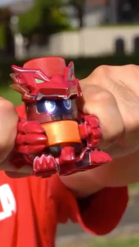 Kamiwaza Trickshotsのインスタグラム：「タカラトミーの新商品『ボトルマン』を使った神業ショットをちょい見せ‼️  https://youtu.be/2eTDqHzk2n0 本編のボトルマン神業は明日朝９時にカミワザのYouTubeチャンネルで公開するのでぜひ見てね🔥  #ボトルマン #タカラトミー」