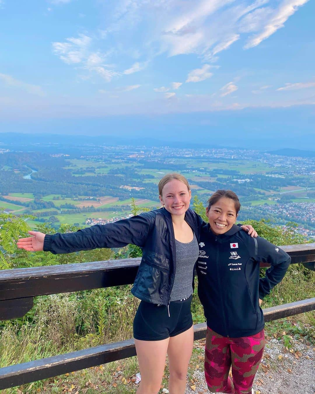 矢澤亜季のインスタグラム：「*🇺🇸×🇯🇵  What a beautiful view👯‍♀️⛰💚🇸🇮  彼女とのハイキングはガールズトークで盛り上がりました💖 . . . #カヌースラローム #アスリート #女子アスリート #トレーニング #トレーニング女子 #フィットネス #フィットネス女子  #釣りガール  #スロベニア #ハイキング #山ガール  #canoe #slalom #athlete  #training #hiking #nature #good #view  #slovenia #smarnagora #⛰」