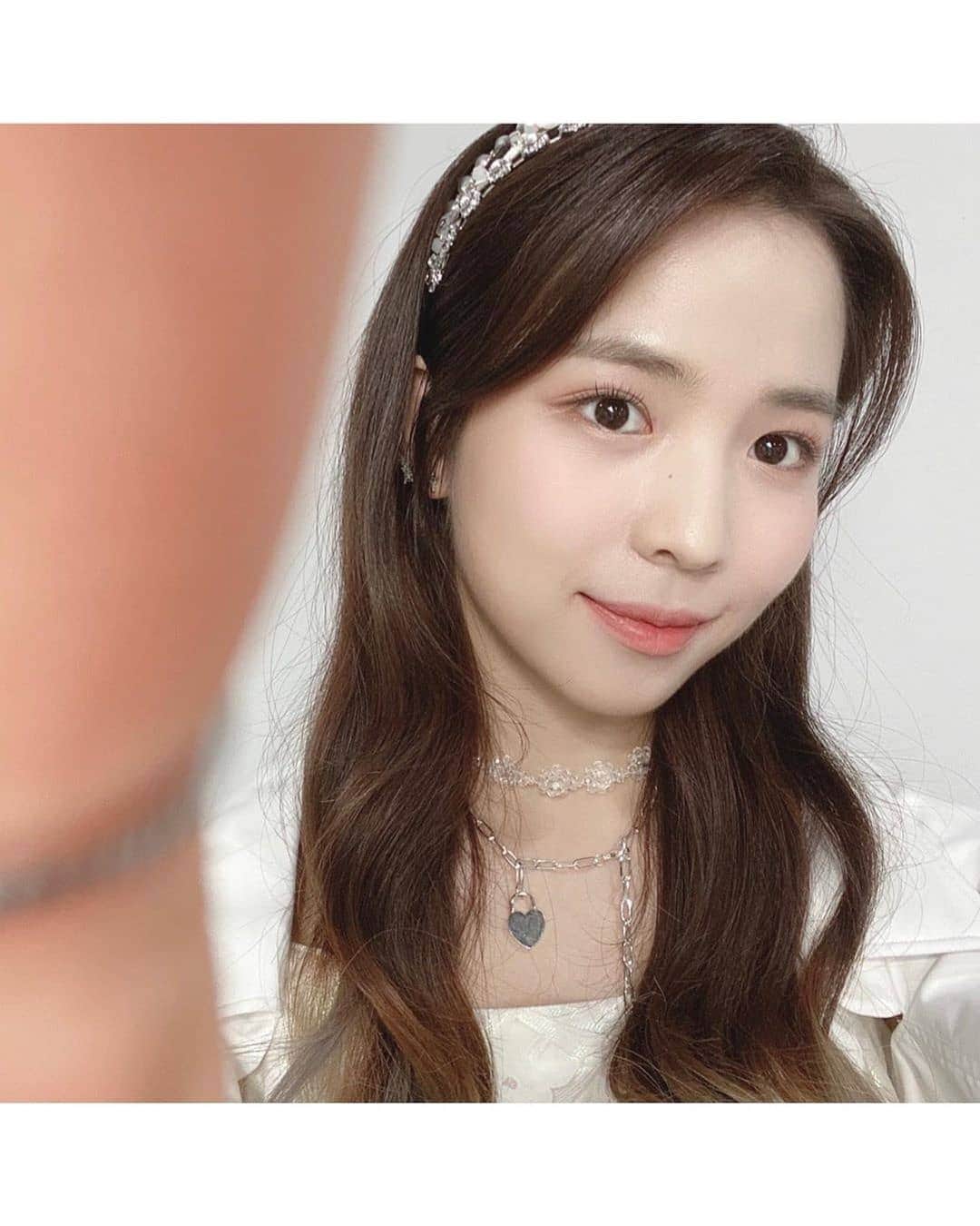 のインスタグラム：「こんにちは~MAYAです🦢✨  ついにNiziUのデビュー日が公開されましたー‼︎👏🌈 そして私達のデビュータイトル曲 Step and a stepも発表されましたね😊♡♡  ビジュアルも沢山変わったのですがどうですか⁇  デビューまであと少し…私達も本当に楽しみです🌈❤️  WithUの皆さん待っててね〜☺️  안녕하세요~ NiziU의 마야입니다🦢✨  드디어 저희 데뷔 날짜가 공개되었네요👏🌈 그리고 저희 데뷔 타이틀곡 Step and a step도 발표되었어요🥺✨  비쥬얼도 많이 바뀌었는데 어때요??❤️  저희도 정말 기대돼요🌈🌈  WithU~빨리 보고싶어용🥰  #NiziU #WithU #MAYA #🦢」