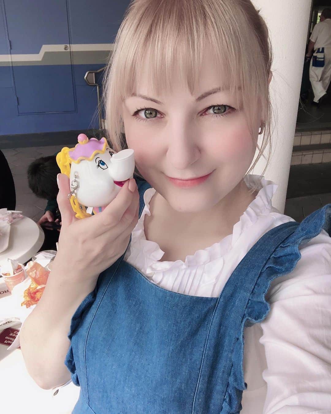 Jenyaのインスタグラム：「@tokyodisneyresort_official  新エリアがオープンして、それだけでとても楽しかった！！ エントリー受付(アトラクションの抽選)、見事に全部落ちたが、一番乗りたかった 美女と野獣だけ当たりました！❤ ️ 一緒行ってくれた　@aika0x0 親子可愛くて癒しでした！💕  @disneycoordinate   えみりの靴　@panpantutu #panpantutu公式アンバサダー 蝶々の髪飾り　@hm_kids   #ディズニーランド #ディズニーランド新エリア #新エリア #美女と野獣 #美女と野獣エリア #アナ雪   #親バカ部 #ママとこ #コドモノ #ベビーモデル #ベビー服 #ママライフカメ #コドモダカラ #キッズファッション #キッズモデル #ハーフキッズ #子供写真 #3歳6ヵ月　#mamagirl #オシャレキッズ #ベビフル #ママリ #ママポスト　 #moments_of_childhood」