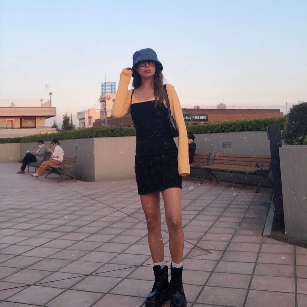 harunaのインスタグラム：「We were born to be alone  But why we still looking for love  🖤💗🖤💗 #ootd @billabongwomensjp」