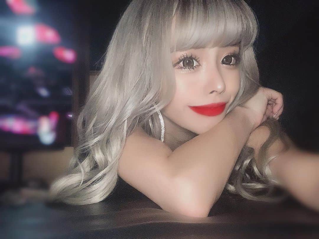 あんじゅのインスタグラム：「♡ ． ちょっとだけお休み期間頂いて リフレッシュしてます ‹:)~❁  . . 帰ってきたらお土産話 いーっぱい聞いてね📷💭💓 ． ．  #Burlesque #バーレスク #バーレスク東京 #大阪 #バーレスク大阪 #北新地 #六本木 #キャバ嬢 #ホスト #歌舞伎町 #ダンサー #Japanesegirl #自発ください  #ギャルメイク #グラビア  #金髪女子 #ギャル #加工厨 #ジャニオタ #スレンダー #エロ可愛い #ビキニギャル #撮影会 #雰囲気好きな人いいね #自撮り界隈 #1mmでもいいなと思ったらいいね #被写体  #ぱっつん前髪 #水着ギャル #赤リップ」