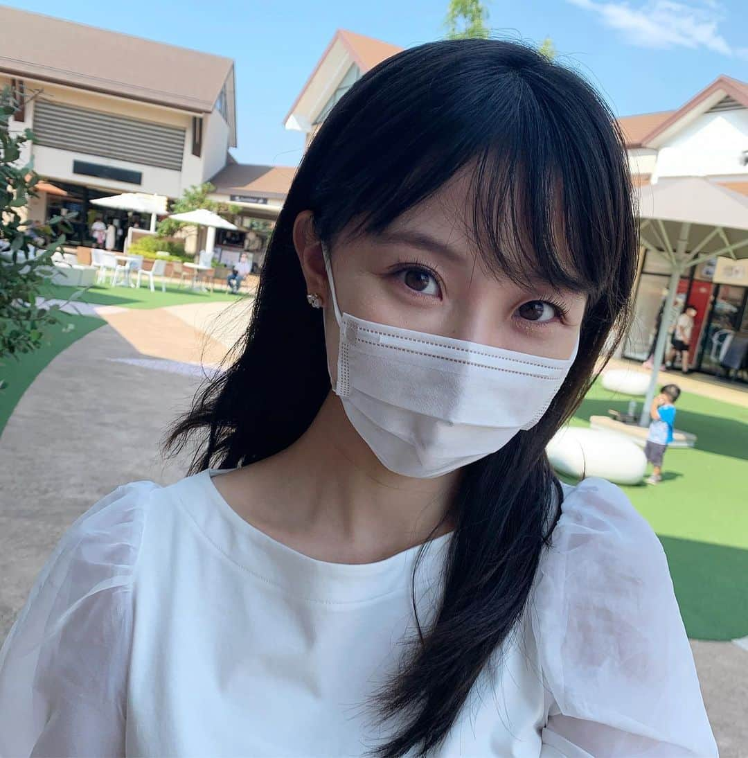 渡邊渚さんのインスタグラム写真 - (渡邊渚Instagram)「今年の夏は、マスクとの戦いでした😭 元々日光アレルギーだったこともあって肌が弱く、マスクで擦れて顔がボロボロになった時期もありました💦 最近は涼しくなったこともあって緩和されましたが、これからも気を付けなければならない感染対策のために、自分の肌に合うマスク、探し中です🙄  さてさて、毎週土曜は「もしもツアーズ」ですが、明日はお休みです！ 来週をお楽しみに😍  #マスク#手放せない#夏#日光アレルギー」10月2日 19時16分 - watanabenagisa_