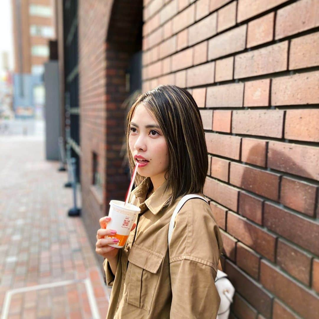 ellieさんのインスタグラム写真 - (ellieInstagram)「・ ・ 写真撮るとき 高確率で口あいてるなぁ〜🙄 ・ ・ 小さい頃から口元緩いから テレビ見てる時、おとんにティッシュ詰め込まれたの思い出すなぁ〜😳💭 ・ ・ おとん元気ですかい❓ 今度帰る時お酒持って帰ろう🍶 ・ ・ ・ #口元緩い系女子  #夏の大三角形  #マックの飲み物は絶対Qoo」10月2日 19時18分 - erika_desu_310