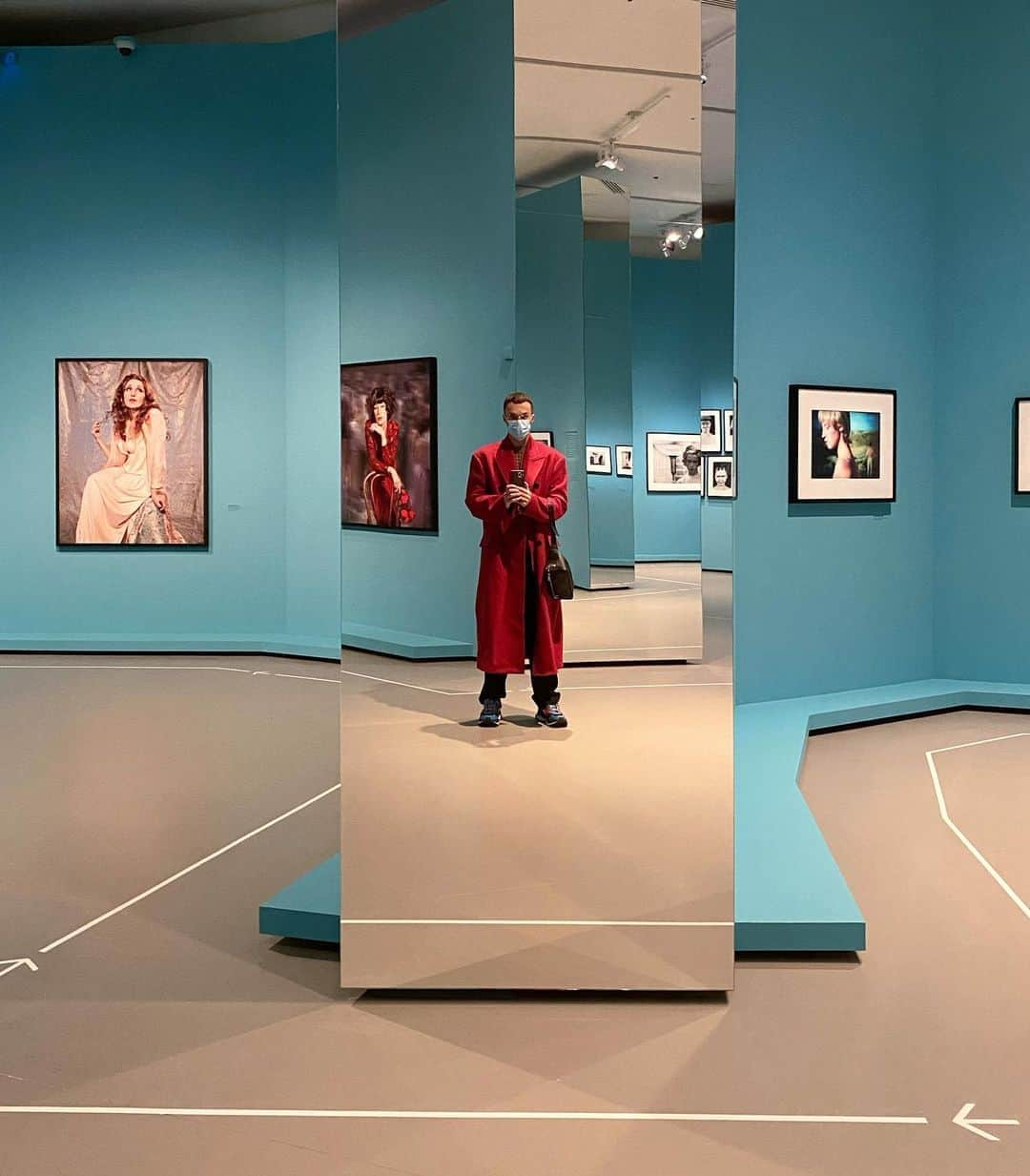 クリスヴァンアッシュさんのインスタグラム写真 - (クリスヴァンアッシュInstagram)「@FONDATIONLV / CINDY SHERMAN /  #🖤 Thank you for the private visit @luxchick  #cindysherman #fondationlv #berluti #krisvanassche」10月2日 19時23分 - kris_van_assche