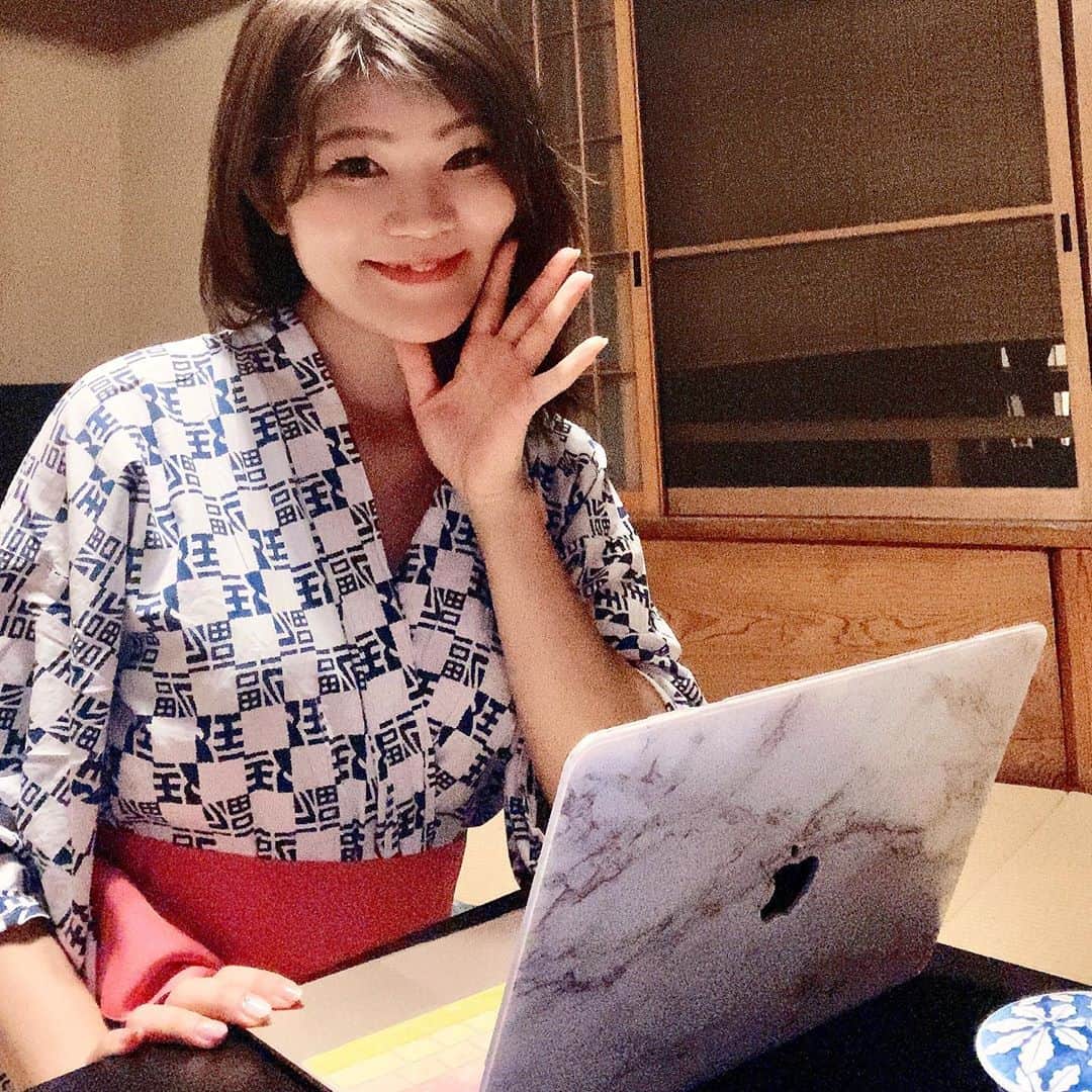 木嶋菜穂子のインスタグラム：「.﻿ 本日のzoomコンサルは、﻿ 箱根 文豪のお宿より♡﻿ ﻿ 夏目漱石や福澤諭吉が滞在したという﻿ 歴史ある登録文化財らしく﻿ 古き良き、静けさと﻿ 磨かれた空間の素敵なお宿。﻿ ﻿ ﻿ 明日から﻿ 学びの箱根合宿なので﻿ 前入りして﻿ お宿と温泉を満喫してます♨️﻿ ﻿ ﻿ といっても﻿ ﻿ 部屋にこもって﻿ 気持ちよくどっぷり仕事で、﻿ ﻿ 最初からそのつもりで﻿ お部屋食、﻿ 24時間貸切温泉の﻿ お宿にしたのですが♡﻿ ﻿ ﻿ 塔ノ沢は、﻿ 静かで、川が近く﻿ ずっと川のせせらぎがBGMで﻿ めちゃくちゃ気持ちよく﻿ ﻿ おこもり箱根を満喫してます✨﻿ ﻿ ﻿ まだ紅葉には早いかな🍁﻿ ﻿ ﻿ 美味しいごはん、﻿ 温泉、﻿ よき空間で﻿ ﻿ 静かにエネルギーを整えて﻿ 自分にむきあい、﻿ やるべきことあらいだして﻿ 全部やろー💪✨﻿ ﻿ ﻿ そして、この渋すぎる浴衣よ、、﻿ やっぱりデートむきじゃなくて﻿ #ワーケーション に、 黙々とすっぴん仕事むきな﻿ おこもりお宿☺️﻿ ﻿ ﻿そして、初！ #gotoトラベル 使ったけど、 めちゃよいですねー♡ . お宿は1万円ちょっと安くなったし 5000円のお買い物券もいただき お得すぎるー✨  - - - - - - - - - - - - - - - - - - ﻿ ﻿ 👗おうちで起業・副業したい方へ﻿ ﻿ 会社員でも、在宅主婦でも﻿ 知識ゼロから毎月5〜70万 へ﻿ ﻿ \ 難しくない！スマホでできる！/﻿ ﻿ 女子の楽しい毎日をつくる👠✨﻿ ﻿ "やさしいアパレル輸入物販"﻿ メルカリ物販コミュニティ LINO﻿ ﻿ ﻿ ※﻿ 新規むけ全国セミナーはお休み、﻿ オンライン無料個別相談 受付中♡﻿ ﻿ 💌お問い合わせは﻿ プロフィールのトップリンク﻿ LINE@より﻿ ﻿ ﻿」