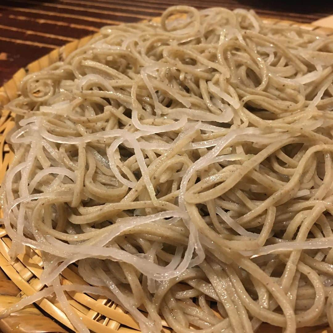 水谷千重子さんのインスタグラム写真 - (水谷千重子Instagram)「新蕎麦を食べてきました😋 10割蕎麦大好き❤ 細く切った大根と蕎麦がミックスしてある辻がそば！！ 初めて食べたんだけど食感が最高！美味しかったわ😋😋 そしてこれは別のお店になるんだ 明治座さんのといめんにあるお蕎麦屋さんのオリジナリ蕎麦 ごまバナナせいろ🍌😳😳 蕎麦とバナナ🍌‼️‼️ こんなの初めてみた！知り合いが行って写真送ってくれたの👍 色んなお蕎麦があるもんですわね👏👏 ご馳走さまでした。 #10割蕎麦 #バナナ #バナナの叩き売りの発祥は門司だわね」10月2日 19時23分 - mizutanichieko