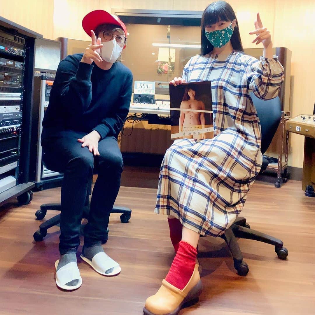 のインスタグラム：「ラジオ日本『小田飛鳥ですよ。』収録でした♪ 10月からも番組継続ありがとうございます👏✨ ソーシャルディスタンス保って久々に素顔でポーズ🤭💕 今夜も23:30〜ぜひお聴き下さい☺️ ですよ。さんも写真集持って下さいましたよ〜🌟」