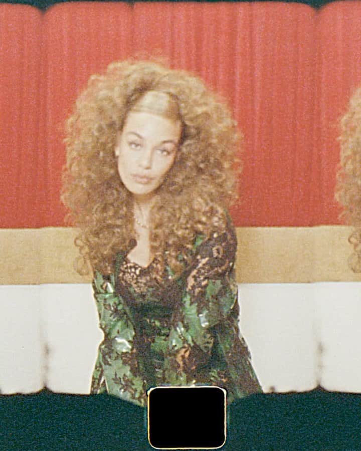 LOVE MAGAZINEのインスタグラム：「Following the release of @jorjasmith_’s latest song ‘Come Over’ featuring @popcaanmusic, we look back to Love Booth 💗🎞  Jorja wears @christopherkane   Director @xavierscottmarshall Fashion editor @jeanieus Creative director @harriet.verney  Creative producers @isabellaboreman @meemeewhite  Make up @beck_davenport_mkup @carollopezreid  Hair @issacvpoleon Manicurist @jennynails  Set design @ibbynjoya  Talent director @itboygregk  Casting @troy_casting」