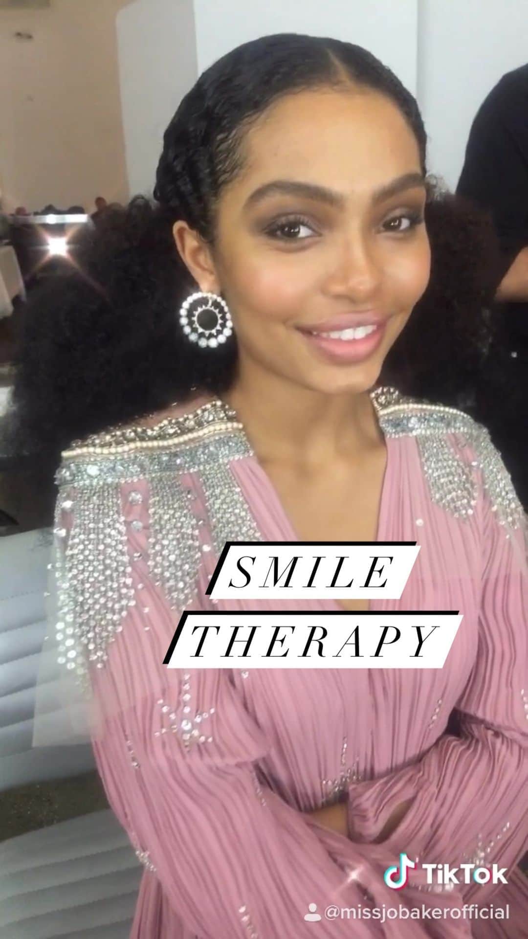 JO BAKERのインスタグラム：「Y A R A • S H A H I D I ✨ Good vibe tribe... glowing radiant vibrant bright spark @yarashahidi on set with one of my favs @nagi_sakai @vanityfair always good energy with a beaming kind smile... it’s amazing how we remember our time with people and how they make us feel!!! Thanks for the good memories #yarashahidi #goodglow #glowing #makeup #makeuplooks #makeupartist #jobakermakeupartist #sparkle #shine #happy #uplifting #photographer #nagisakai #worldsmileday」