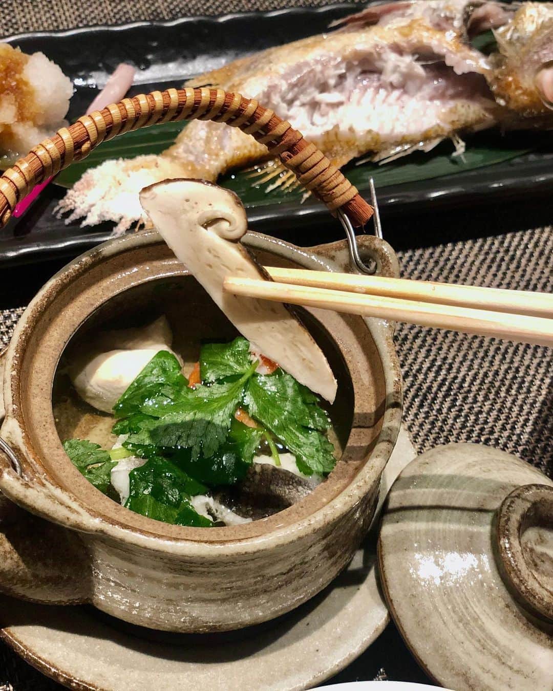 三佐和あやのインスタグラム：「松茸土瓶蒸し のどぐろ 秋刀魚 鴨茄子 鮭の白子... 秋が来ました🍁🍄 ・  知り合いの関東風和食やさんへ お食事に〜✨ ご挨拶もできてよかったわ😊 ・  大きくなったお腹を見て そろそろですね！っと、言われることが多くなりました😌もう来月だもんね。 ・ ・  ・  #ぷんにーらいふ #ぷんにー #マタママ #マタママさんと繋がりたい #マタニティ #マタニティーライフ #マタニティ記録#秋 #秋の味覚 #秋の気配 #松茸」