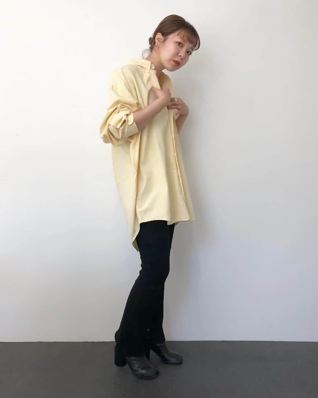 北岡りえのインスタグラム：「メンズシャツで楽ちんな秋👔  @hair_make_laji  で🛒  スリットリブパンツは使いやすくて もう一色ほしくなってます🥺💜」
