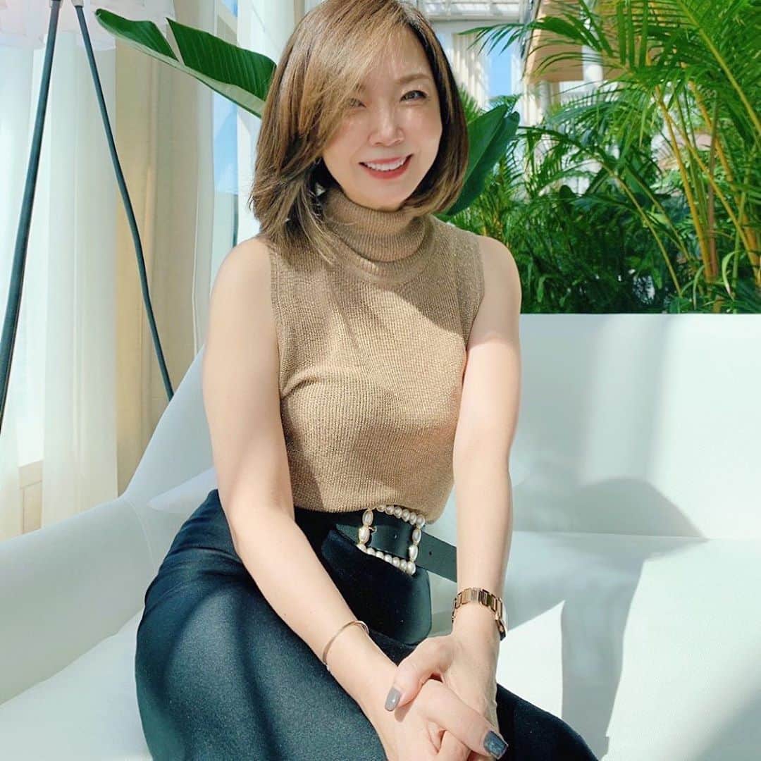 のインスタグラム：「他人軸、﻿ 自分軸、﻿ ﻿ ﻿ どちらの軸で生きている？﻿ ﻿ ﻿ 意外にも、﻿ 他人軸で生きてしまっているなんて﻿ 人が多いぞっ﻿ ﻿ ﻿ 他者に選択権を﻿ 委ねてしまっていることってない？﻿ ﻿ ﻿ 自然に考えることを やめてしまっていない？﻿ 自分の想いを表現する事を﻿ 忘れていないかーい　OーI﻿ ﻿ ﻿ どうせ私の意見なんて通らないから？﻿ 相手に機嫌よくいてもらうため？？﻿ ﻿ ﻿ ええええっ﻿ じゃー自分の気持ちは何処へ〜😭﻿ ﻿ ﻿ 自分の考えを、﻿ 意思を伝えることは、﻿ わがままでも自己中でもない。﻿ ﻿ ﻿ どんな考えを持っている人間なのか、﻿ 相手に伝えることも、﻿ 実は愛だよっ﻿ ﻿  だって、言わずして察してなんて﻿ 無理だよっ。﻿ ﻿ ﻿ エスパーじゃないからね　😅﻿ ﻿ ﻿ ((あっ心の在り方、﻿ コミュニケーションにはコツがあります！))﻿ ﻿ ﻿ 他人軸ではなく、﻿ 自分軸に戻す。﻿ ﻿ ﻿ ううううめっちゃ大事！！﻿ ﻿ ﻿ 自分も相手も幸せになる秘訣だよっ﻿ 自分軸で生きられる人を﻿ 増やしたい♡﻿ ﻿  Tops @lagencefashion  Bottoms @vince  ﻿ -----------------------------------------﻿ Diploma class﻿ ・24期 2020年9月 平日クラス(満席)﻿ ・25期 2020年9月 週末クラス(満席)﻿ ﻿ Diploma卒業生向け﻿ ・10月開講　13期Masterクラス（満席）﻿ ・  9月開講　3期スキルアップ講座(満席)﻿ ﻿ Business 講座﻿ ・10月　2期　b-school (満席)﻿ ﻿ 個人セッション﻿ ・メンタープログラム(満席)﻿ ﻿ @hirokograce プロフURLより﻿ ﻿ ﻿ ♦︎ Online Salon ﻿ オンライン上で学べる Grace サロン﻿ @hirokograce プロフURLより﻿ ﻿ ♦︎ 継続メンタープログラム  3ヶ月待ち﻿ 空席募集は、プロフURLより﻿ 無料メールマガジンにご登録ください﻿ ﻿ 著書：﻿ 夫を最強のパートナーにする方法（大和書房）﻿ やめたら幸せになる妻の習慣（Wave 出版）﻿ 愛され妻の習慣（Wave 出版）﻿ ﻿ ▶︎ ブックアカウント ﻿ @hirokograce_books ﻿ ﻿ ﻿ #ライフコーチ #セッション #ワークショップ #セミナー #心 #自分磨き #ポジティブ #自分 #人間関係 #夫婦 #ハッピー #ワクワク#仕事 #人生 #子育て #ママコーデ #ママライフ #la #旅 #今日のファッション #花のある暮らし #笑顔 #おしゃれ #名言 #本 #ライフスタイル #パーソナルブランディング#ボブ #海外生活 #美容﻿ ﻿ ﻿」