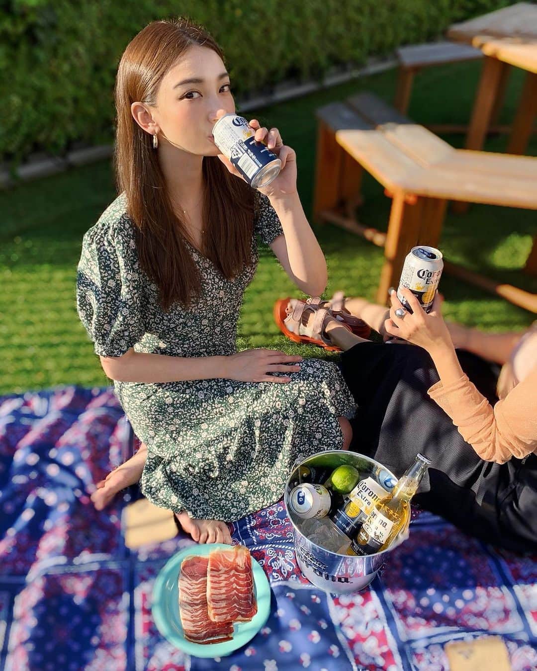 里海のインスタグラム：「CORONA URBAN PARADISE✨  秋晴れ🍁  屋上で、stay safe な時にも楽しく近所の友人とパラダイス感を感じてます🌴  ビール大好き🍺  #コロナビール #パラダイスはすぐそばに #supported」