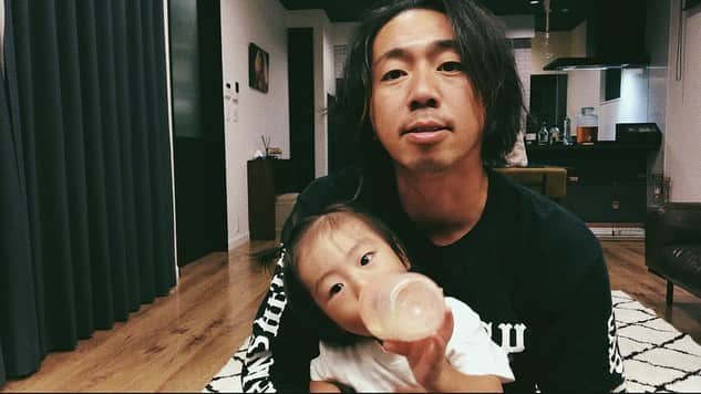 yoshiyaのインスタグラム：「2020/10/02☀️  ㅤㅤㅤㅤㅤㅤㅤㅤㅤㅤㅤㅤ  赤ちゃんと僕  ㅤㅤㅤㅤㅤㅤㅤㅤㅤㅤㅤㅤ  swipe 👉2 10月もよろしく👶🏽  ㅤㅤㅤㅤㅤㅤㅤㅤㅤㅤㅤㅤ  👉3 豆乳だょ🍼 あーらよっと👶🏽❤︎  ㅤㅤㅤㅤㅤㅤㅤㅤㅤㅤㅤㅤ  どんな表情も愛くるし👨‍👦  ㅤㅤㅤㅤㅤㅤㅤㅤㅤㅤㅤㅤ  #息子 #パパ #親子 #親バカ」
