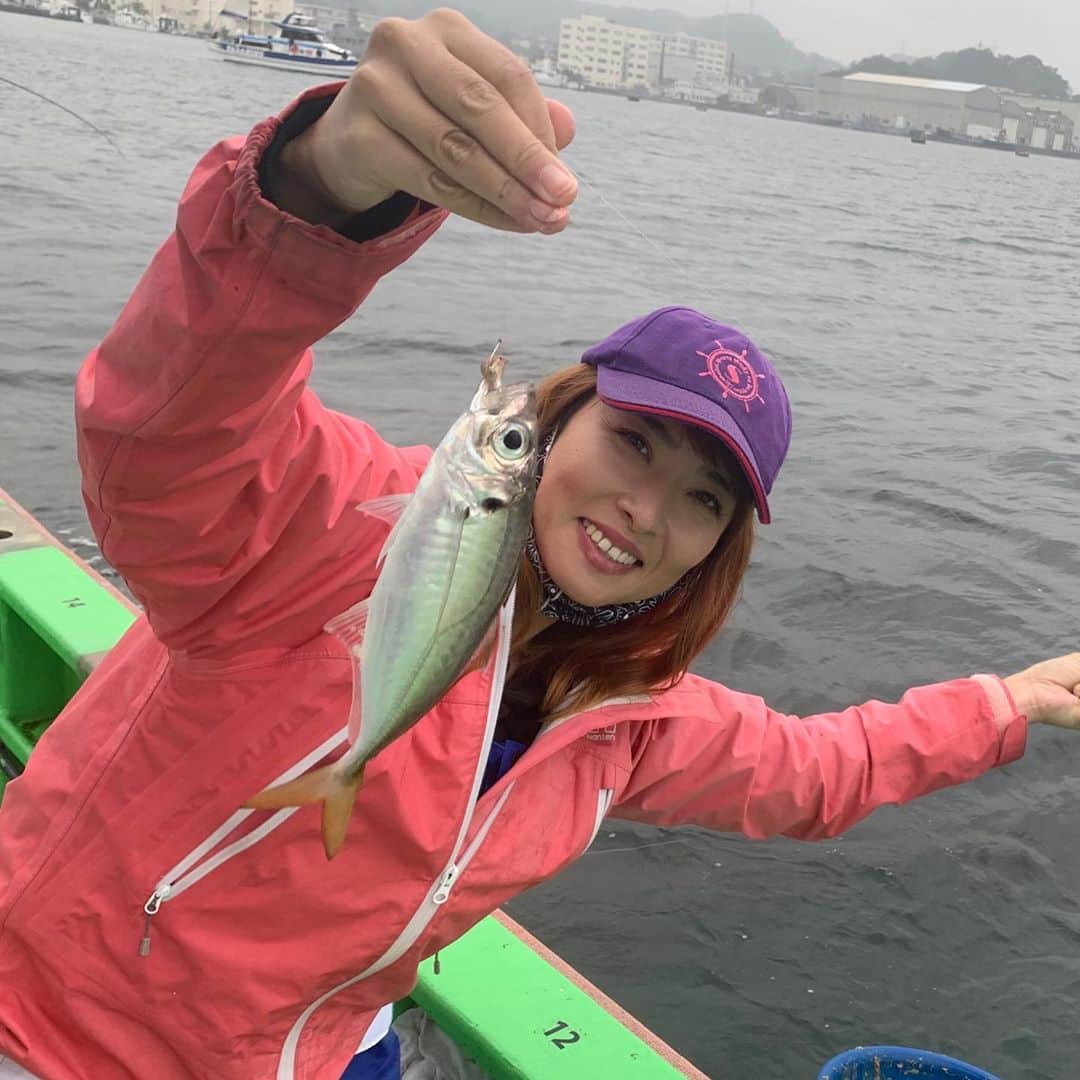 のインスタグラム：「やばい、昨日サンスポ掲載だったのに1日投稿遅れやした🙇‍♀️ サンスポは横浜市・金沢漁港『進丸』さんでLTアジ釣り🐟❤️ 当日は台風週間とあり、あいにくの雨でしたがふっくら幅広アジが釣れたよ‼️ でも今回はアジよりも、サバちゃんがお元気でして〜、グングン竿先を絞ってくれて楽しい釣行となりました❤️ 進丸さんのレクチャーは子ども目線でホント丁寧にやってくれるから、初心者さんでも気軽にいけるよー‼️ ぜひぜひ🌸  #金沢漁港 #進丸 #ltアジ #アジ釣り #釣り #釣り好きな人と繋がりたい #釣りガール #釣り女子 #釣り好き #釣りスタグラム」