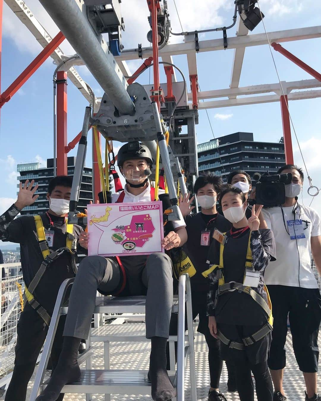 三好ジェームスさんのインスタグラム写真 - (三好ジェームスInstagram)「ペイペイドームのお隣にある『E ZO FUKUOKA』からゴゴスマ中継でした。  建物の屋上に設けられたレールコースター体験は、高所恐怖症の私にはハードルが高かったですが、楽しい中継でした😄  スタッフの皆さんお疲れ様でした。 ゴゴスマの皆さんありがとうございました。  #ゴゴスマ#中継#イーゾフクオカ#つり ZO#アトラクション#絶叫#地上60m#高所恐怖症#克服はまだ先#RKB#CBC#TBS」10月2日 19時33分 - james.arita2946