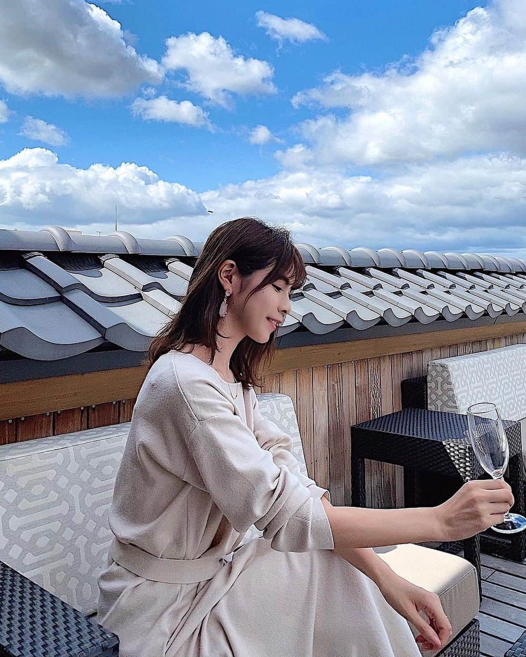 Yuika Matsuさんのインスタグラム写真 - (Yuika MatsuInstagram)「. . 奈良でのんびりと素敵な時間を 過ごせた木の温もりを感じるホテル  @setre_naramachi  #セトレならまち 🦌 . . ホテルの目の前を鹿が散歩していたり 近くには春日大社があったり 都会とは違う時間を楽しめました☺️ . . 1枚目の青空が綺麗な写真は 五重塔を目の前に 解放的な空間がきもちいい星宙テラス✨ . ここは夜も解放されているから 夜は星空を眺めることもできるよ🌃 . . 1階のロビー奥にある ラウンジでは23時まで お酒もソフトドリンクも軽食も 飲み放題に食べ放題🍹🍷 部屋に持ち込むのもOKだし、 ここのテラスで楽しむのも🙆‍♀️ . . . とにかく、どこを切り取っても美しいホテルでした。 思わず沢山写真を撮ったので また投稿していきますね♪ . 夜ご飯と朝ご飯も凄く美味しかったから またそれは別で🤫 . . . レンタサイクルも利用できるので 奈良の町を沢山観てまわれますよ🚲 . . . また、宿泊したいホテルです🌿 . . あ！！ もちろん今だとGo to travelも利用できるよ🙋🏻‍♀️💕 . . . #セトレ#ならまち#strenaramachi #セトレ奈良町#鹿ホテル#奈良町 #奈良ホテル#奈良旅行#国内旅行#gotoキャンペーン#ならまち散策 #奈良観光  #奈良公園 近く」10月2日 19時49分 - yuika00802