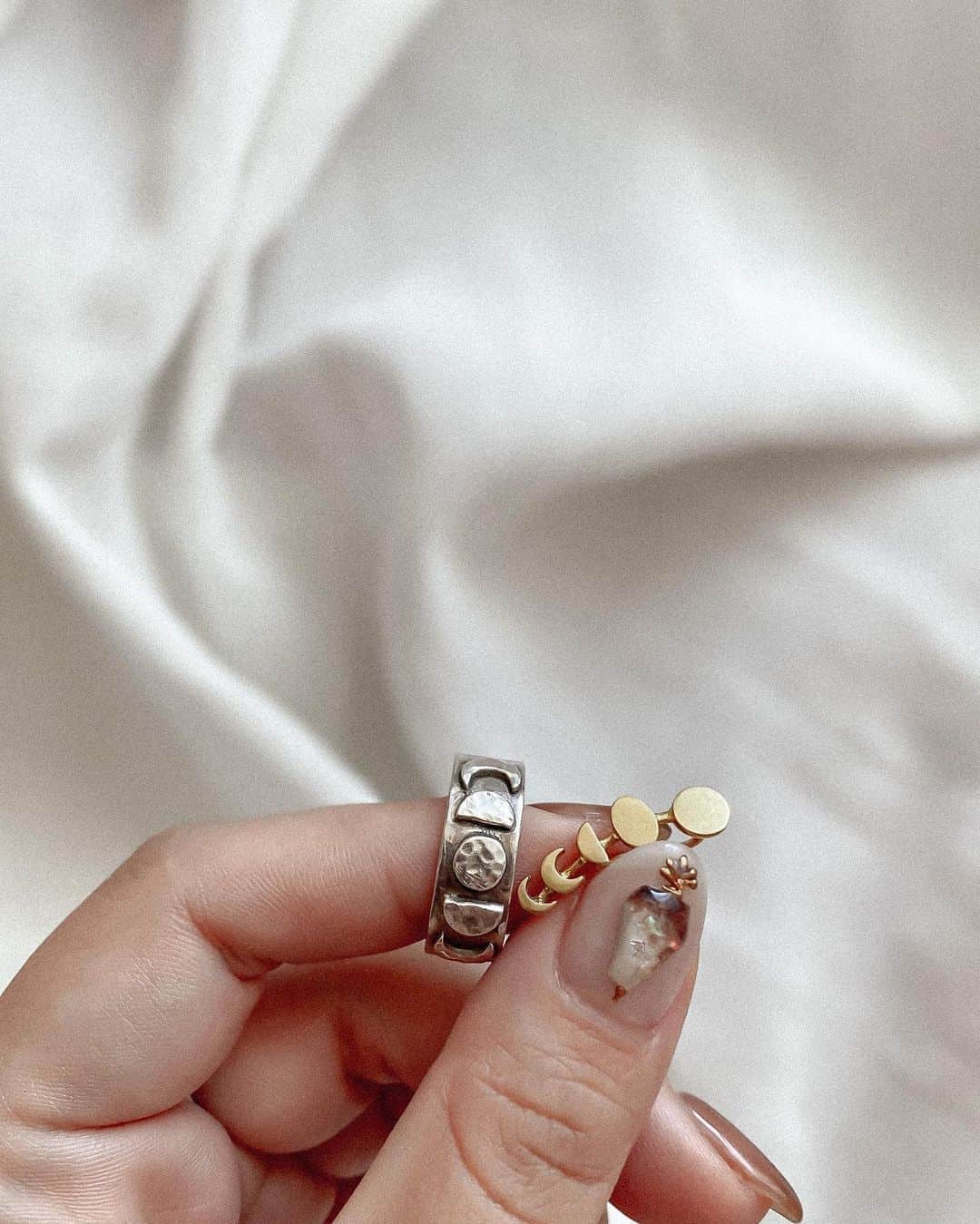 Manamiのインスタグラム：「🌘🌗🌖🌕🌝 毎回即完売のmoon ring 再販しようか悩み中です🤔 リクエストあればコメントください💓」