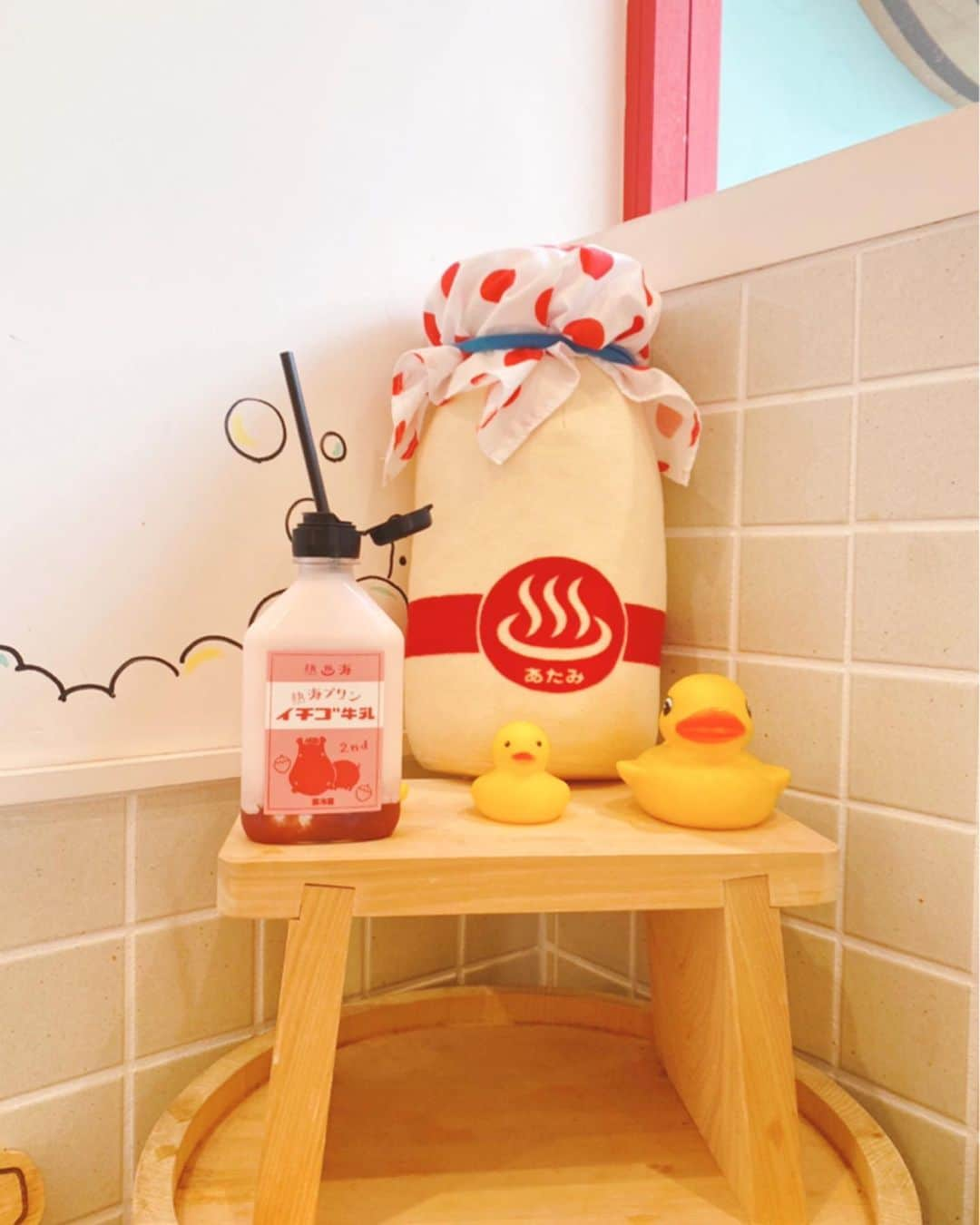 藤原美歩のインスタグラム：「熱海プリン🍮で1日30個限定の苺牛乳🍓🥛飲んだ〜🌟﻿ ﻿ 店内が可愛すぎて何回行っても写真とりたくなっちゃう📸﻿ ﻿ 熱海プリン食堂っていうお店もあるらしくて次はそこに行きたいな〜！﻿ ﻿ ﻿ ﻿ ﻿ ﻿ ﻿ ﻿ ﻿ ﻿ #サロンモデル #サロモ #サロン撮影 #作品撮り #前髪パーマ #ヘアアレンジ #撮影モデル #撮影データ #ヘアアレンジ動画 #スタイリング #スタイリング動画#カフェ巡り好きな人と繋がりたい #カフェ巡り#カフェ好きな人と繋がりたい　﻿ #静岡 #静岡グルメ #静岡カフェ #静岡旅行 #静岡ランチ #静岡カフェ巡り #静岡旅#静岡観光 #熱海旅行 #熱海グルメ #熱海プリン #熱海カフェ #熱海プリンカフェ2nd #熱海プリン食堂 #熱海観光」