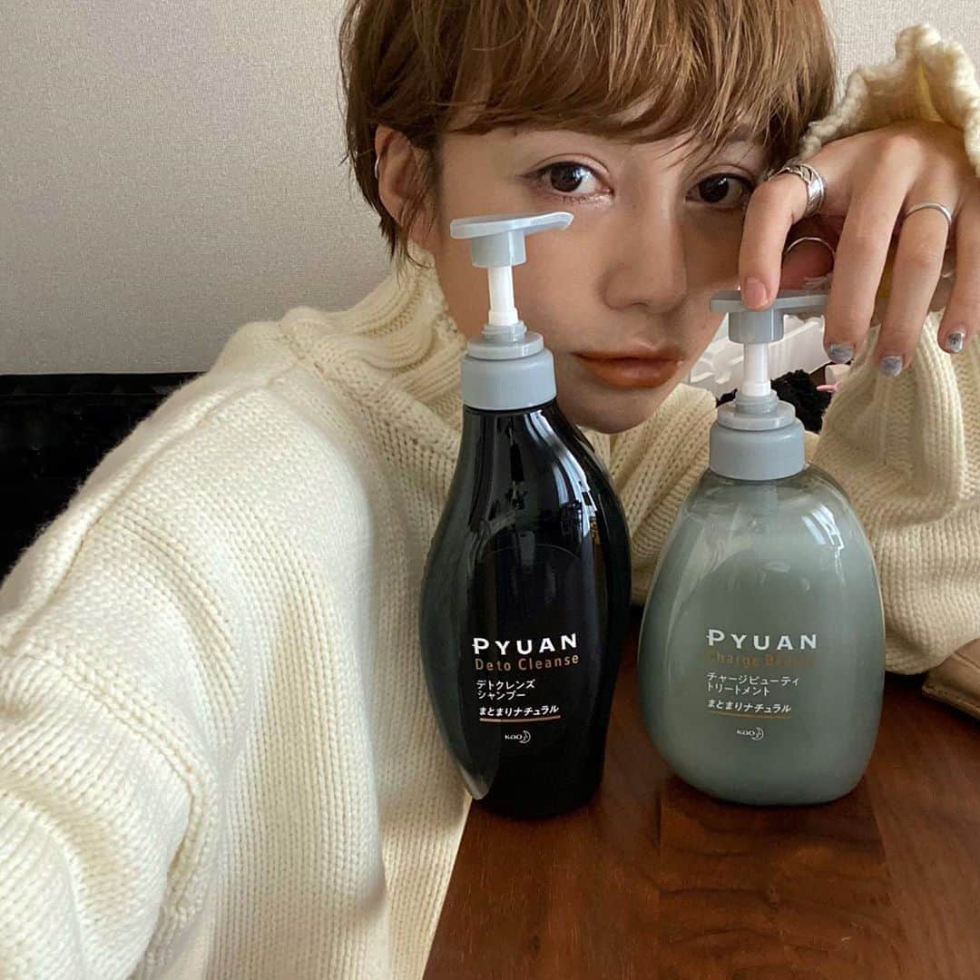 長谷川あやのインスタグラム：「⚪️⚪️⚪️#混合頭髪#ピュアン#ベタパサをかるうる髪に#PR @pyuan_official_jp ・ ・ ・ 先日の花王新製品紹介会に参加して使い始めた PYUANデトクレンズチャージビューティ👩✨ ・ 根元はべたつくのに毛先はパサつく、、、 そんな相反するベタパサ悩みを 同時に抱える頭髪状態のための 「シャンプー＆トリートメント」なのですが 正直いままで自分の頭皮の状態を よくわかっていなくて😅 ・ ダメージでパサつく毛先をケアすると 夕方髪の毛がなんだがベタつくなと感じたり 乾燥なのかベタついているのか どっちなのー！！という状態で、、、 まさにこれはわたしのためのアイテムでした‼️笑 ・ わたしは重くなりすぎるのが苦手なので まとまりナチュラルタイプを選びました✨ 『きちんと落としてたっぷり満たす』 これが健康な頭皮と髪の毛でいられるポイント👌 ・ 香りもすっきりしていて 次の日の朝も気持ちよく目覚められて お気に入りです😌💭」