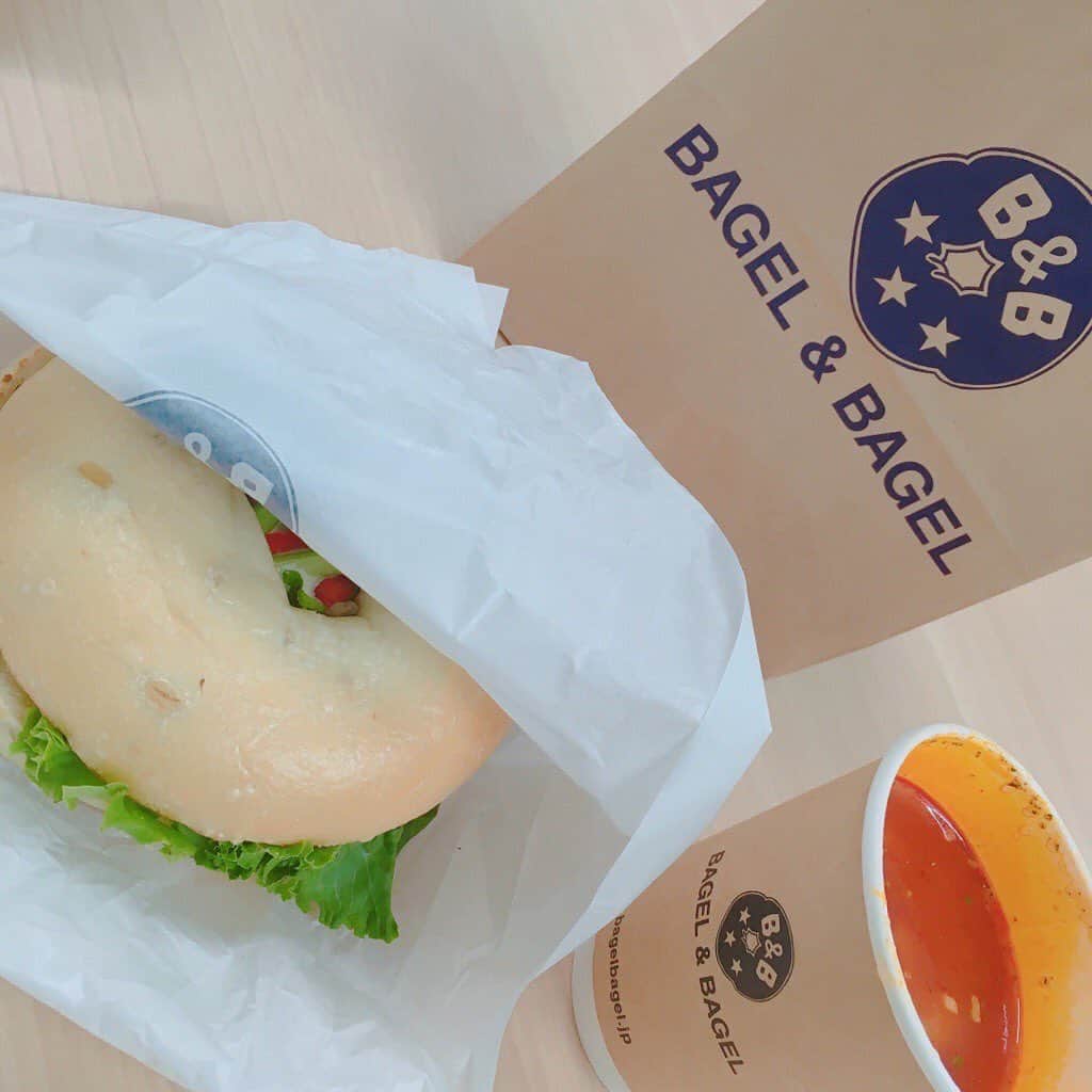 のインスタグラム：「【西館B1階 BAGEL&BAGEL】  りんごの木のチップで丹念に燻製させた合鴨ロースに爽やかな辛味のクレソンを合わせ、秋らしくトリュフの香るキノコペーストを合わせました😋  香り豊かなトリュフとクレソンの清涼感が後をひくおいしさです！  ミネストローネと合わせてぽっかぽか🤗  @bagel_and_bagel  #ベーグル #bagel #秋の味覚 #autumn #fall #loveeating  #名古屋パルコ #名古屋PARCO #nagoyaparco #名古屋 #nagoya #栄 #矢場町」