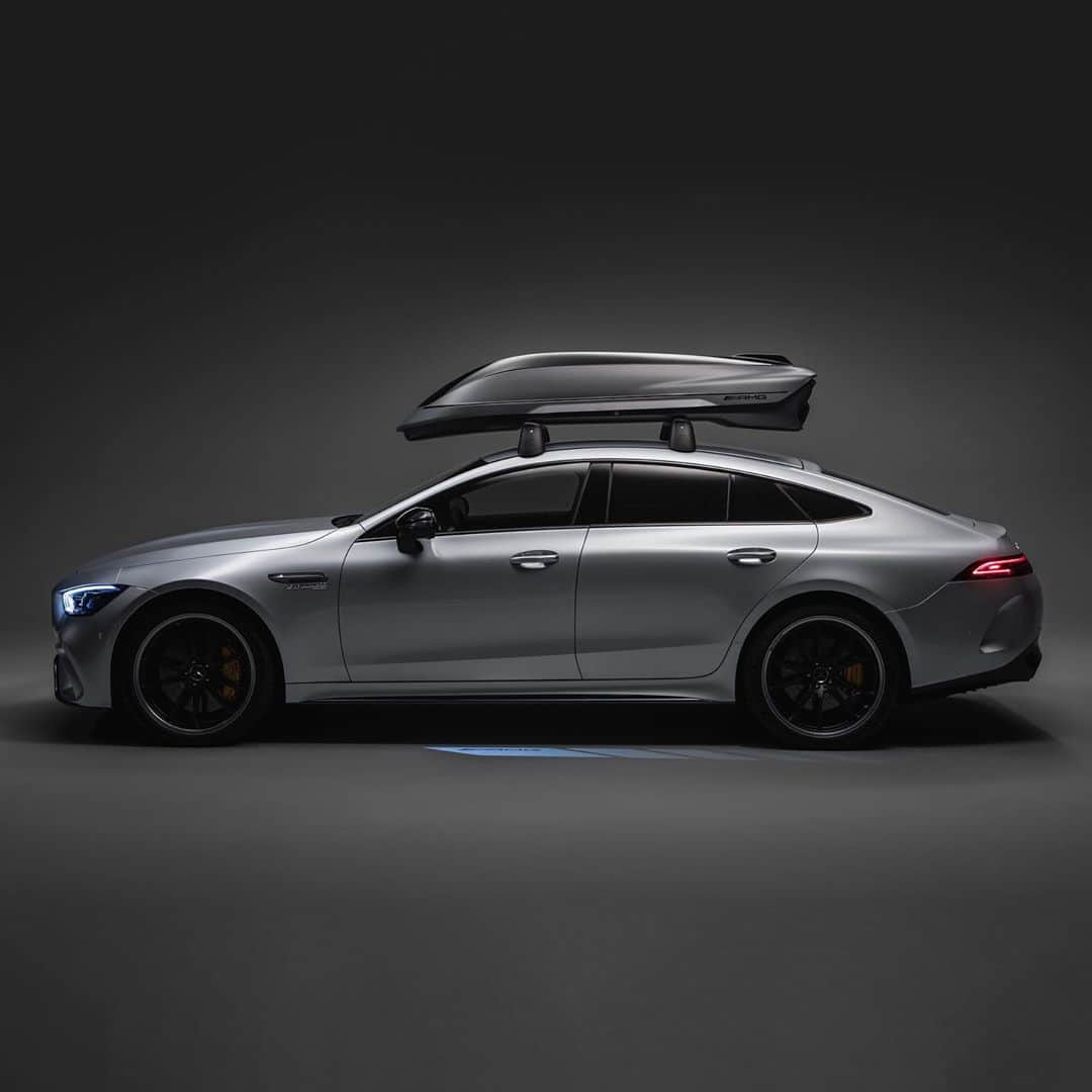 HYPEBEASTさんのインスタグラム写真 - (HYPEBEASTInstagram)「@hypebeastcarclub: @mercedesamg has created its very own roof box for those looking for more cargo space. Engineered to complement the company’s cars, the unit has been carefully designed to increase aerodynamic performance while reducing the noise it creates, using diffusers and fins and even integrating the handles into the box itself so it doesn’t jut out. It’s available in two versions, one for coupes and another for all other models, and comes with a water-resistant exterior shell dressed in comet-grey magno and AMG logos all around. Learn more details via the link in our bio. ⁠⠀ Photo: Mercedes-AMG」10月2日 19時47分 - hypebeast