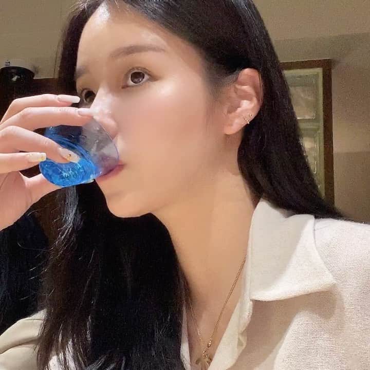 クォン・スジョンのインスタグラム：「이거 마시면 나랑...... 🤭」