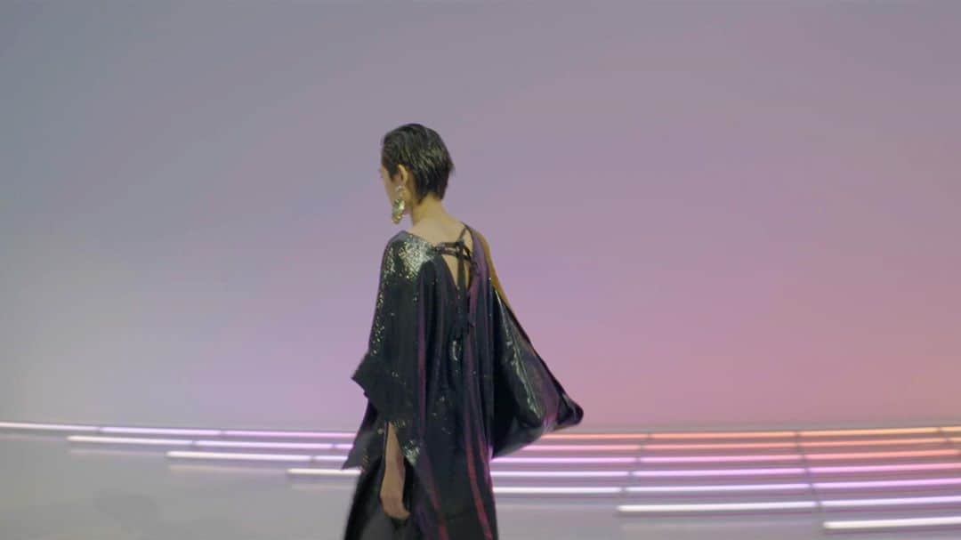 Acne Studiosさんのインスタグラム写真 - (Acne StudiosInstagram)「Acne Studios SS21.   A tunic dress in soft patent metallic leather, its fluid movement causing light to dance against it.  #AcneStudios #SS21」10月2日 19時56分 - acnestudios