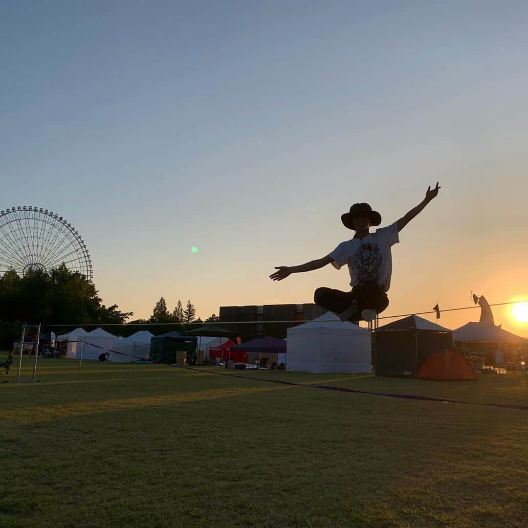 福田恭巳のインスタグラム：「Sunset🌞  10/3,4（土日）は万博記念公園で @outdoorpark2020  スラックラインブースで @umedaslackline の皆さんと お待ちしてます👍  夜19時にはYUKIMI CUP 2020  参加エントリー受付開始予定です！  @jeeprealgames  @gibbonslacklines  @gibbonjapan  @karadafactory   #スラックライン #slackline #slacklife #gibbonslacklines #ジープ #jeep #JeepRealGames #ThePowerofReal #jeep_real  #yukimi #福田恭巳 #ママアスリート #女の子ママ #産後ダイエット #子どものいる暮らし  #体幹トレーニング #バランス #ヨガ #ピラティス」
