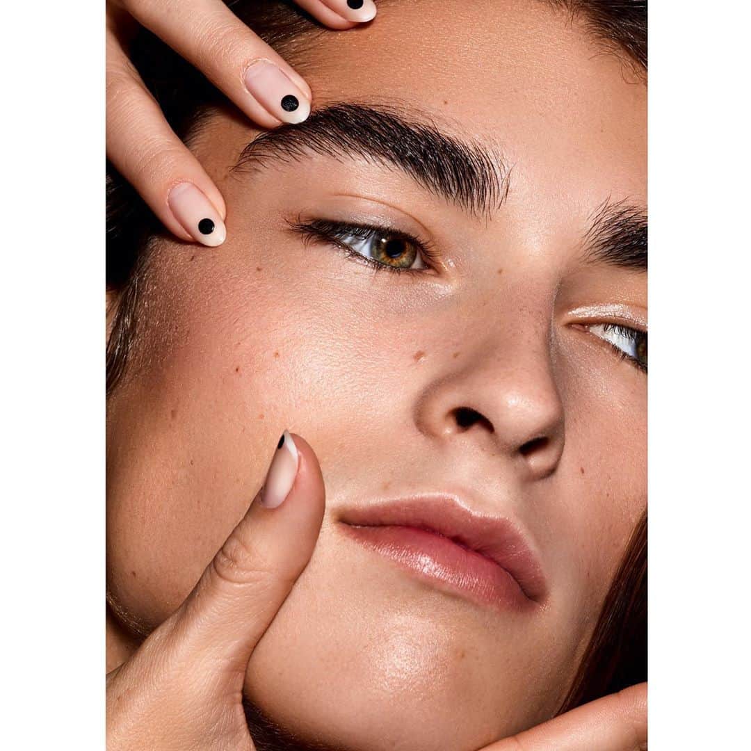 NINA PARKのインスタグラム：「Grip ⚫️ @maximemanuel ________________________________________________ #Photographer @natascha.lindemann II #Hands @claudinethequeen II #MakeUp by Moi @ninaparkbeaute for @ballsaal_artist_mgmt」
