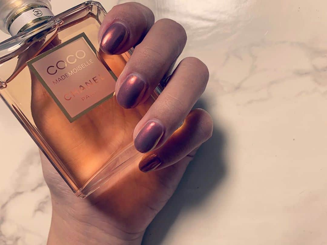 福野来夢のインスタグラム：「あっという間に10月🍁 秋nail. brown系にpink系のパウダーを のせたmirror nail💅 全然減らない香水とともに。笑 香水って、可愛い！いい香り〜ってだけで買っちゃって何個も眠らせてしまう、、 だから友達とか私に香水のイメージなんてないと思う。笑 . #金木犀が香る季節 #夏が終わって寂しいけどこの季節も好きなんだよな #色んな思い出が多い季節」
